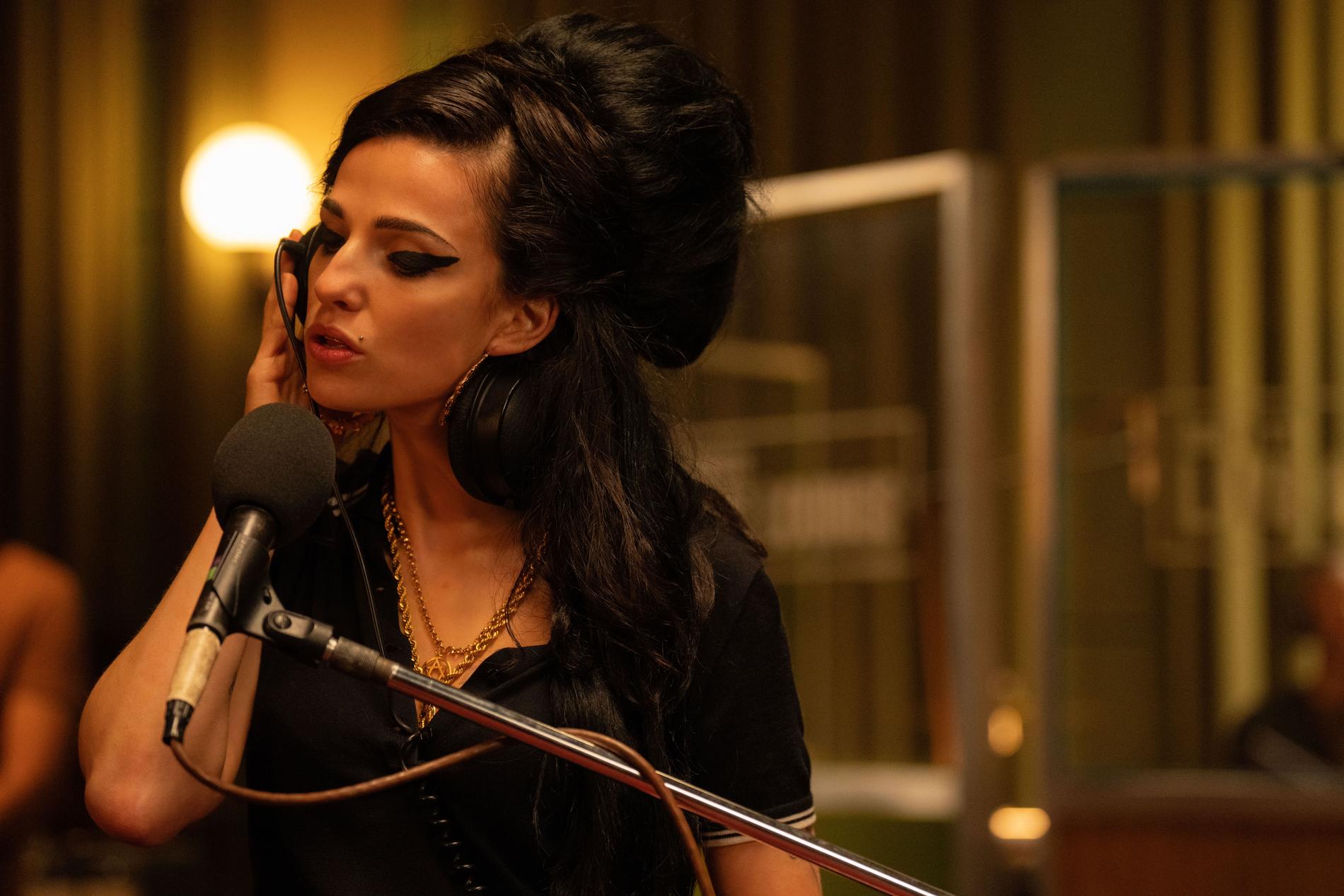 Marisa Abela i rollen som Amy Winehouse i filmen "Back to black". Pressbild.