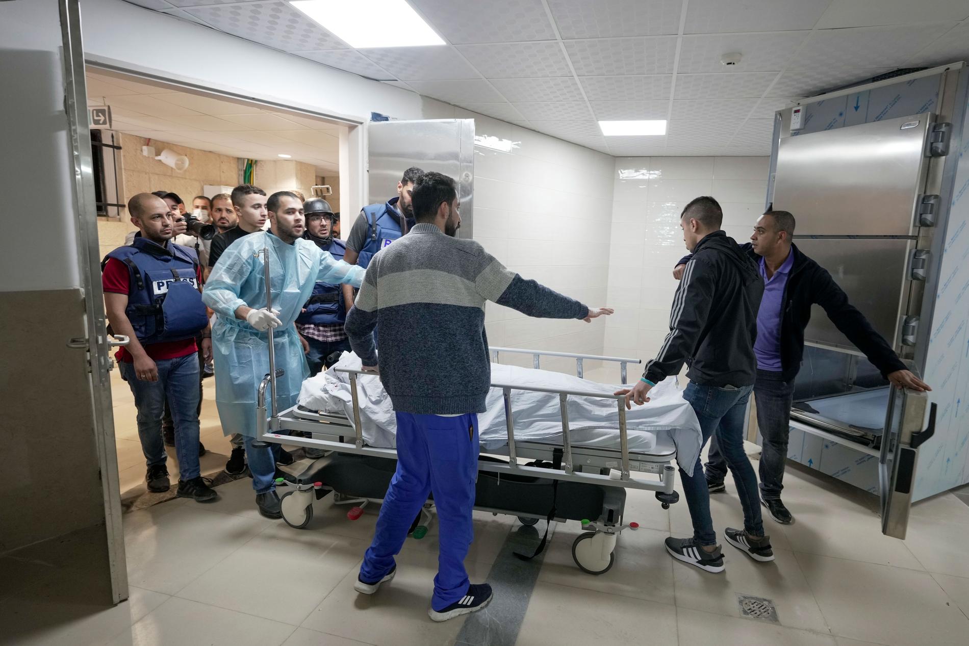 Enligt palestinska hälsoministeriet ska Shireen Abu Aqleh  ha blivit skjuten i samband med att hon bevakade en stormning av ett flyktingläger.
