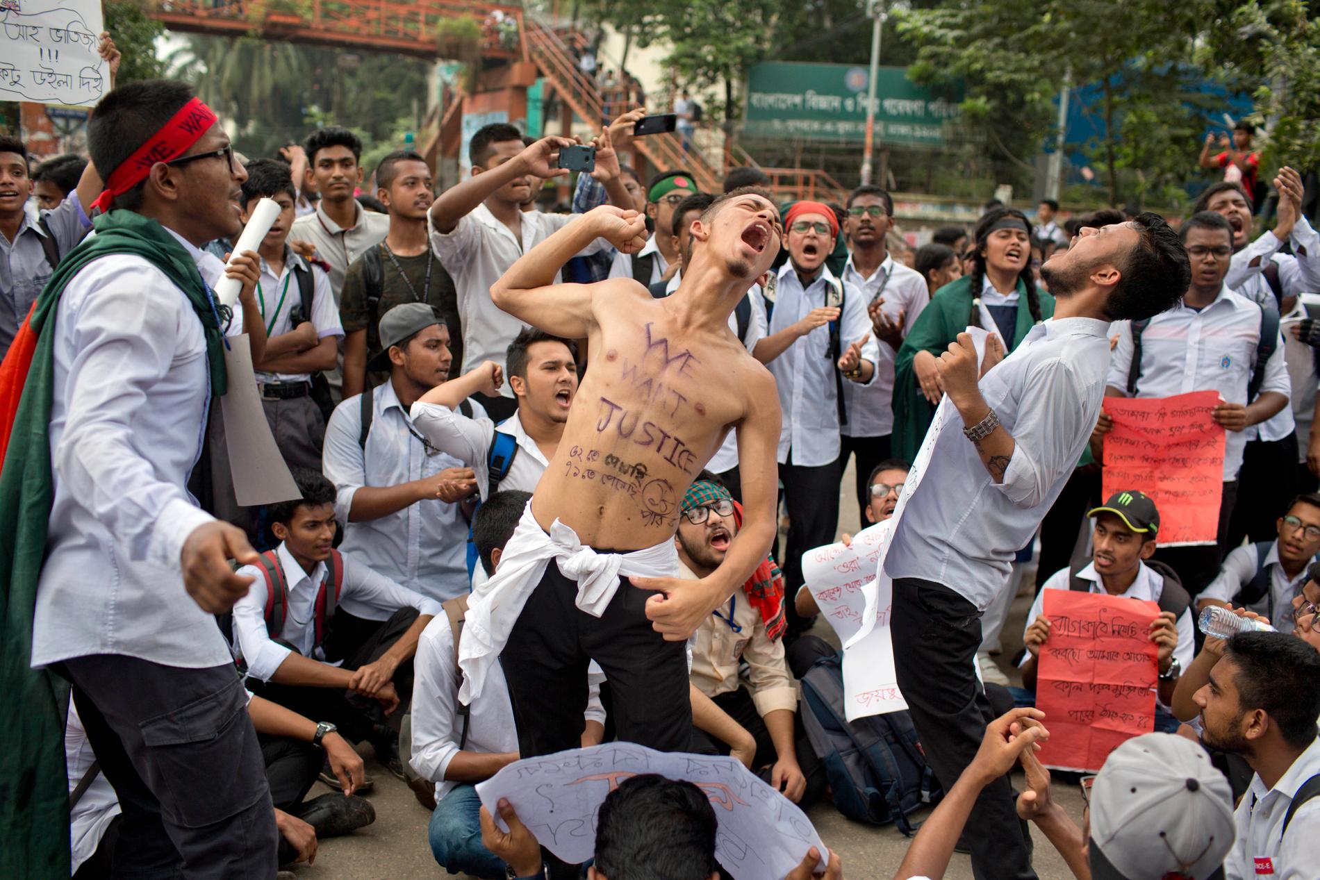 Bangladeshiska studenter under den gångna helgens protester i Dhaka.
