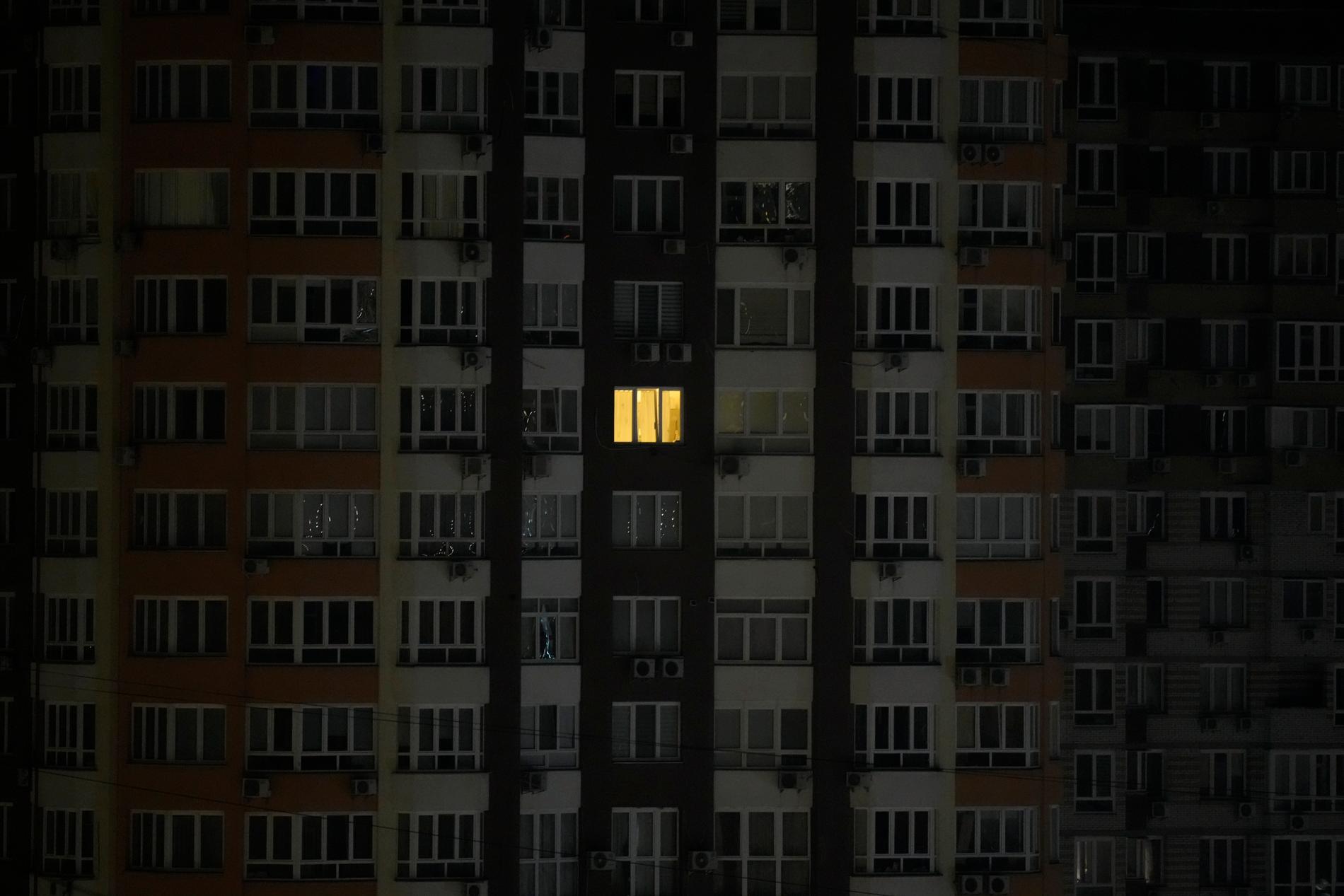 Ett tänt fönster i ett höghus sent på fredagen. Alla lysen är släckta i övrigt, av säkerhetsskäl. 
