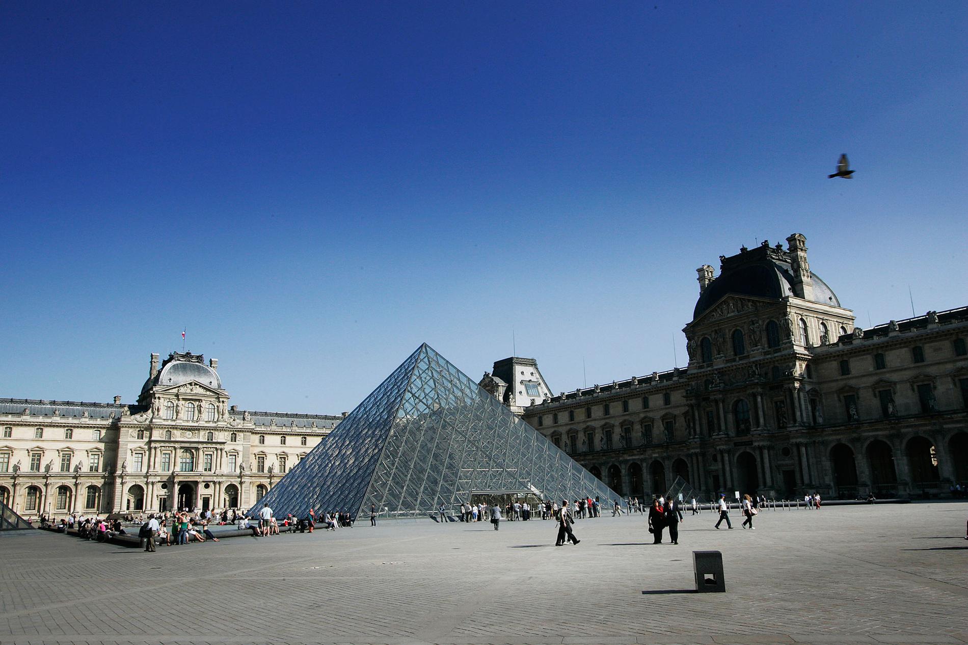 Louvren är en av de mest besökta turistattraktionerna i Paris.