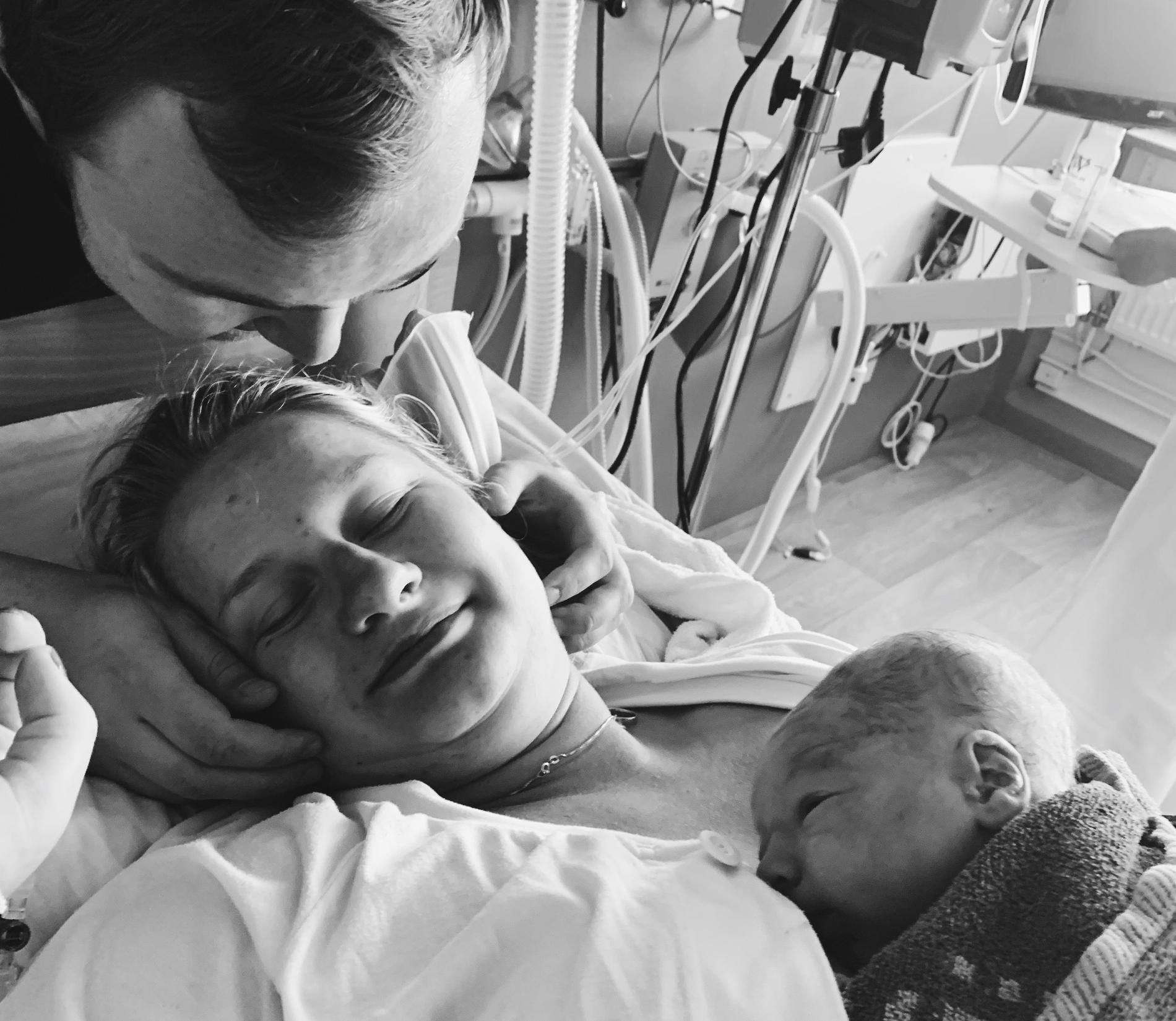 Emma med sin familj efter förlossningen. 