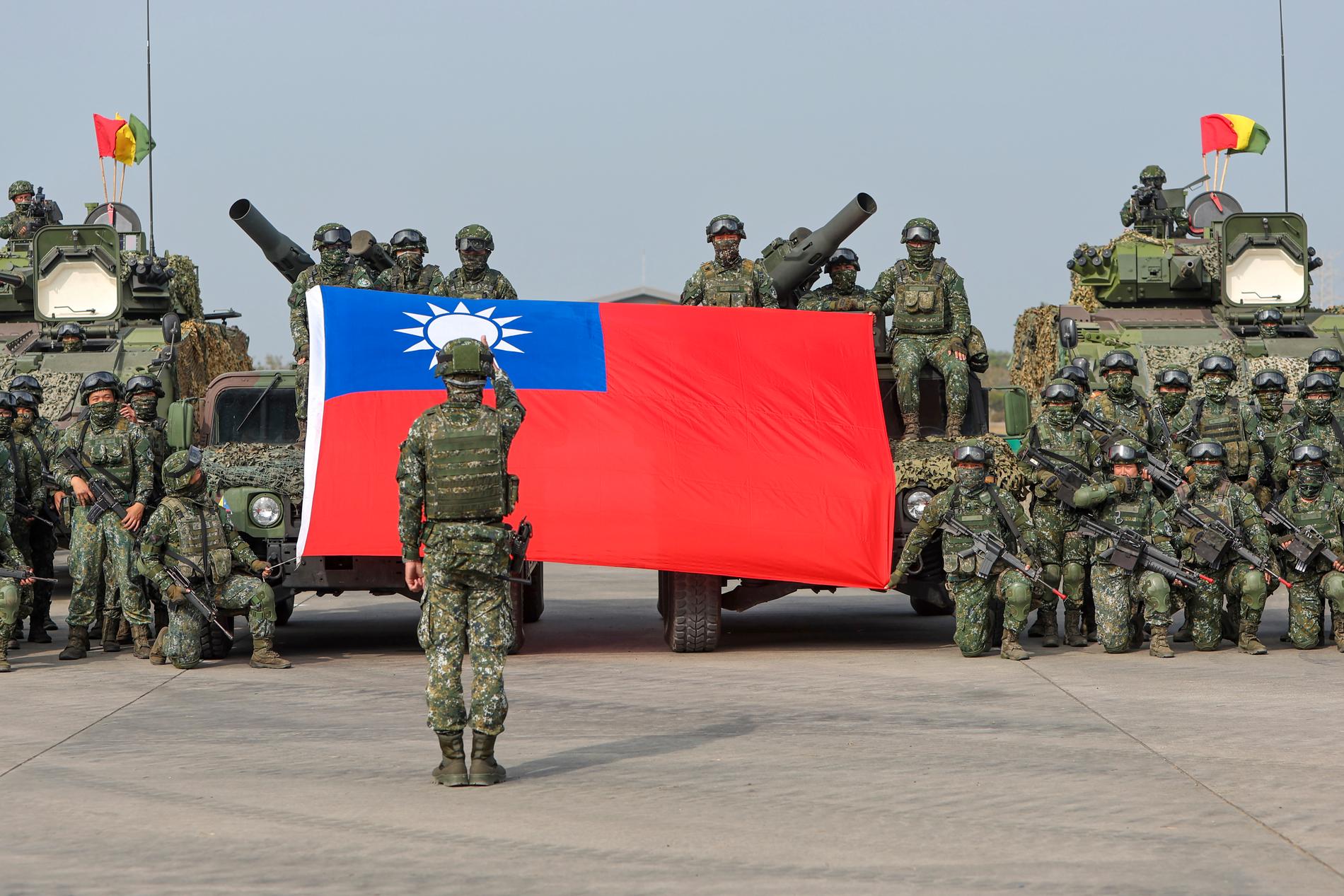  Soldater poserar med en taiwanesisk flagga den 11 januari, efter en beredskapsövning som simulerar försvaret mot Pekings militära intrång. Kina förnyade under onsdagen sina hot om att attackera Taiwan och varnade för att utländska politiker som interagerar med den självstyrande ön ”leker med elden”.