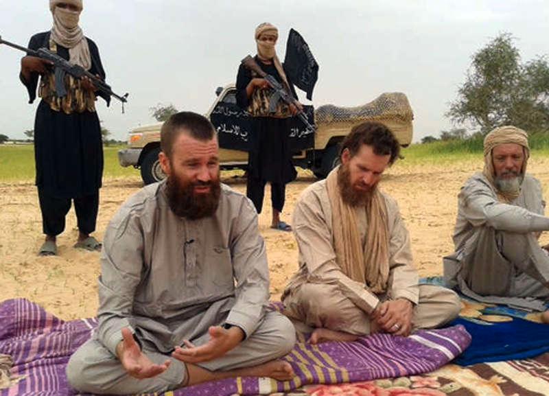 Johan Gustafsson med medfångar i Mali. Längst till höger sitter den numera fritagne Sjaak Rijke.