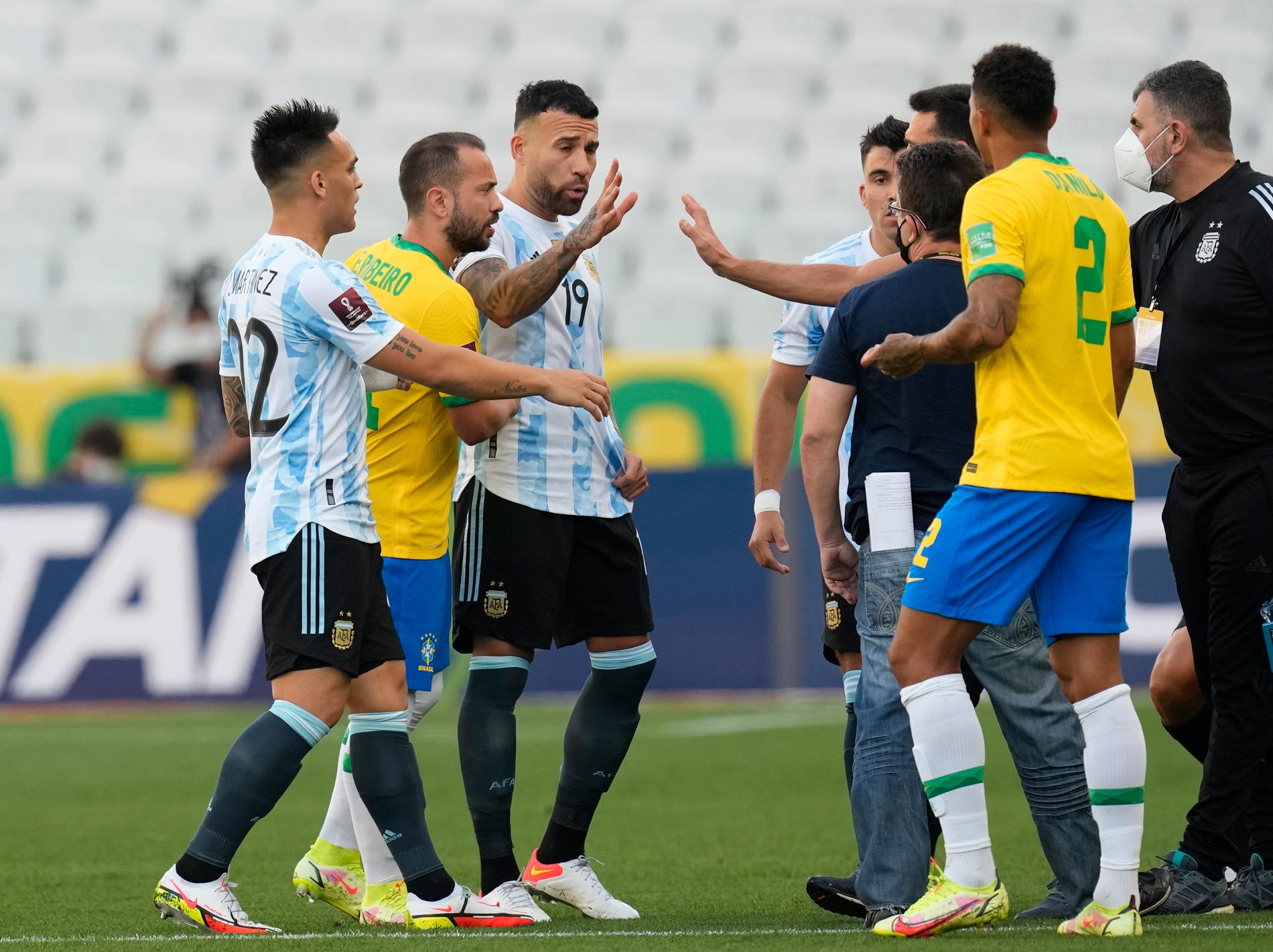 Argentinska och brasilianska spelare och ledare i häftig diskussion i samband med VM-kvalmatchen som fick avbrytas. Arkivbild.