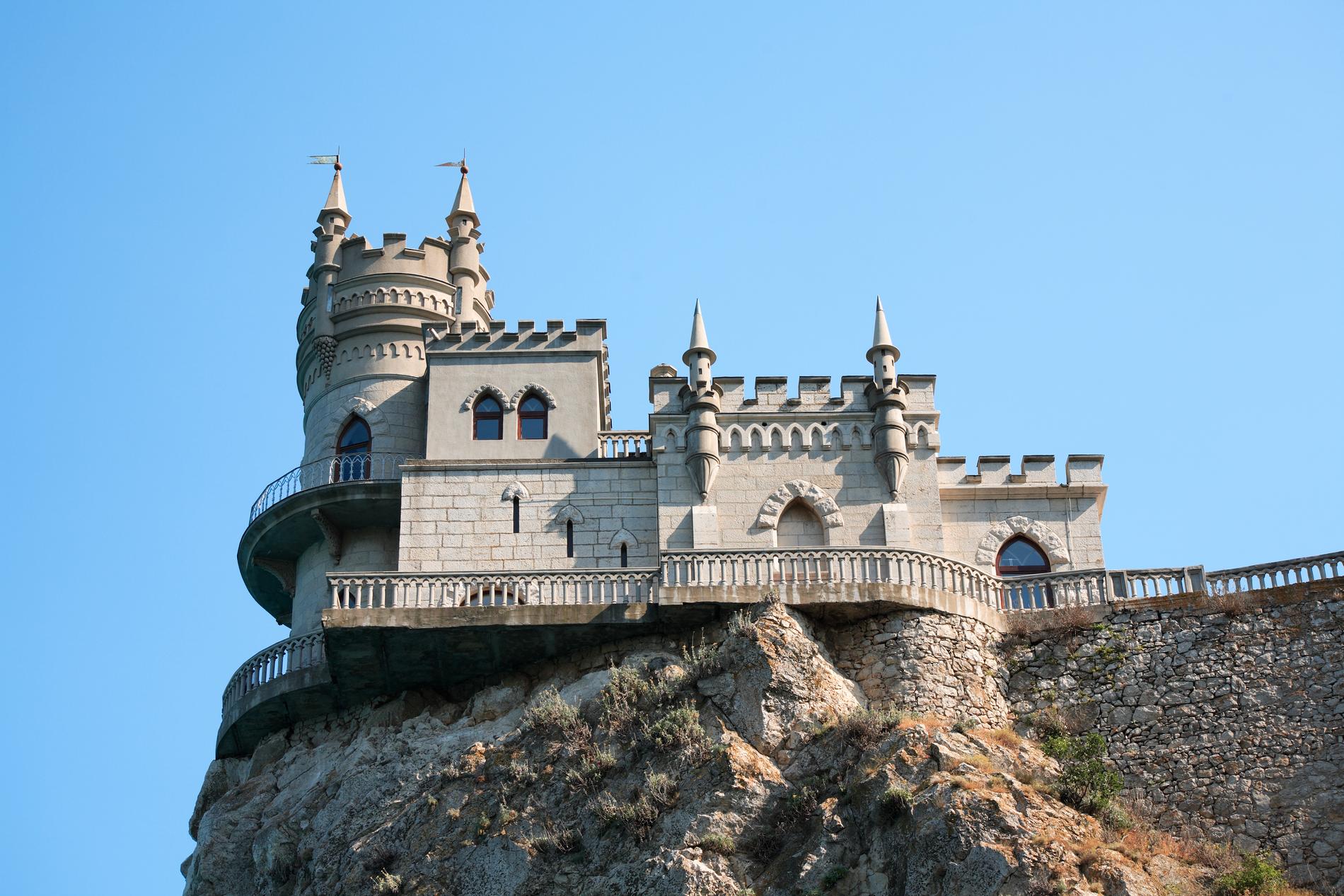 Swallow's Nest Castle, Yalta, Ukraina. Åka hit: Flyg till Simferopol med byte i Kiev. Buss, minibuss eller taxi sista biten.