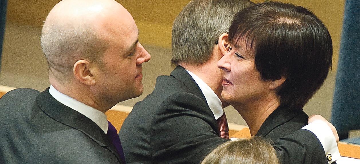 Tack och adjö Mona Sahlin lämnar jobbet som statsminister för S. Men hon kan fortsätta att följa den politiska debatten i I-paden som hon fick i avskedsgåva av statsminister Reinfeldt.
