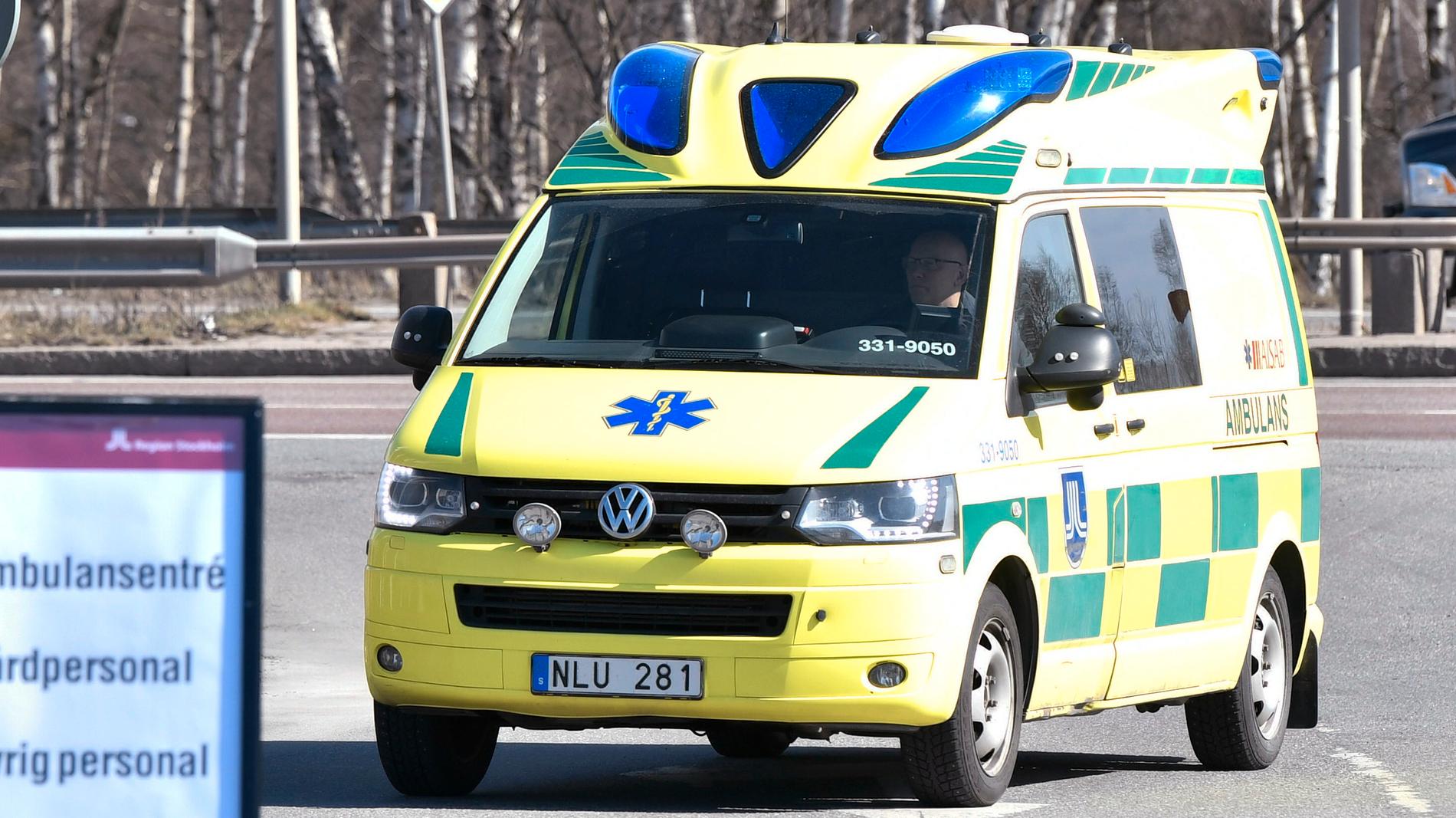Ambulansen kan stoppas från att komma fram, när bilister parkerar vilt vid badplatser. I västgötska Karlsborg ingrep kommunchefen personligen under helgen. Arkivbild.