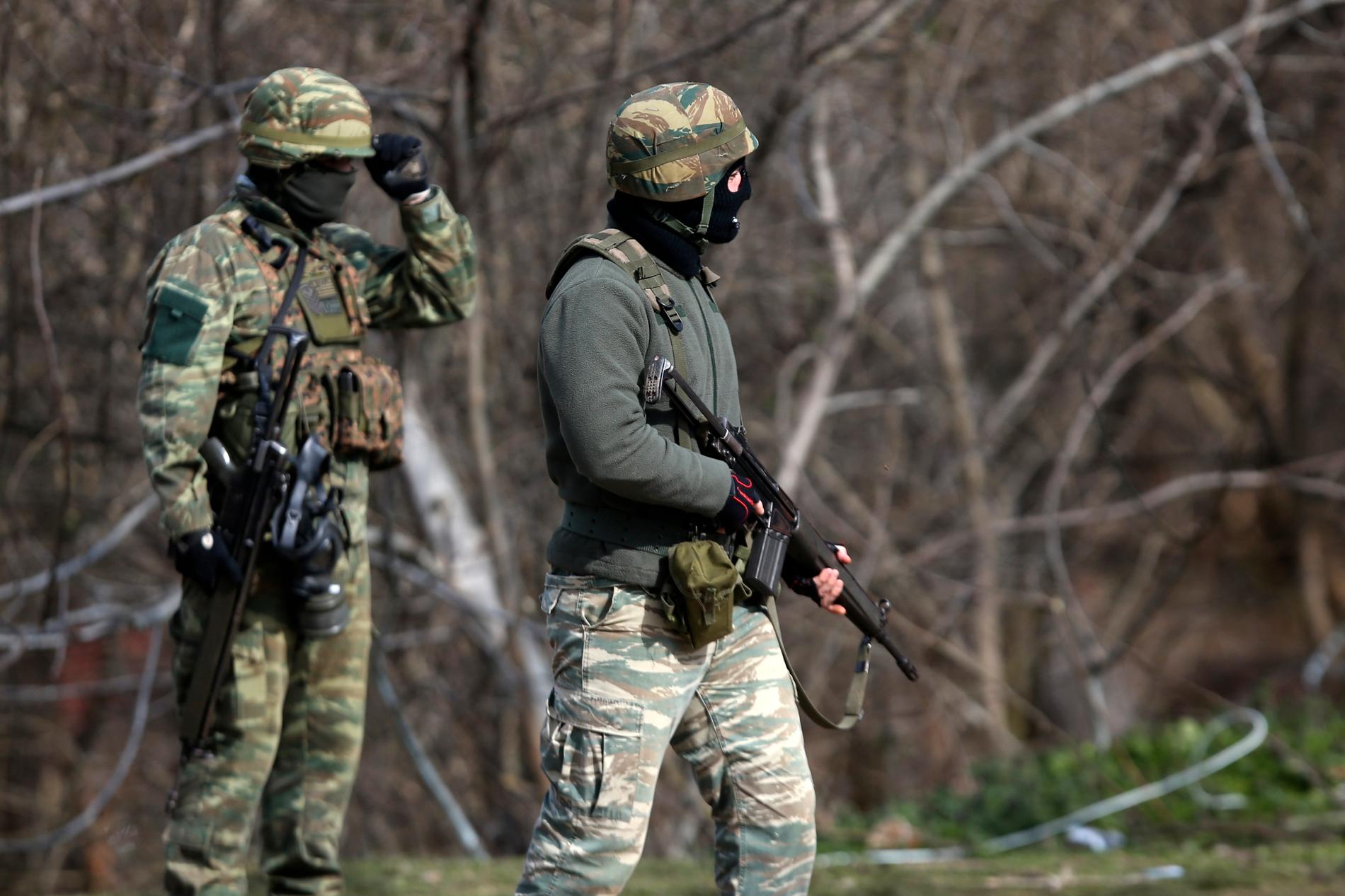 Tungt beväpnade grekiska soldater bevakar gränsen mot Turkiet.