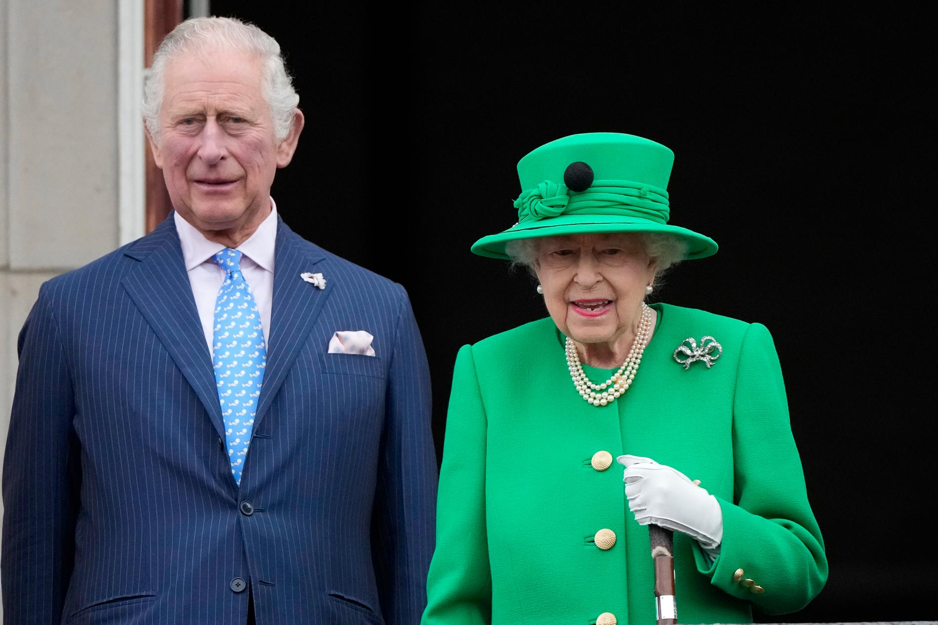 Drottning Elizabeth med sonen och tronföljaren prins Charles utanför Buckingham Palace i London i juni i år.