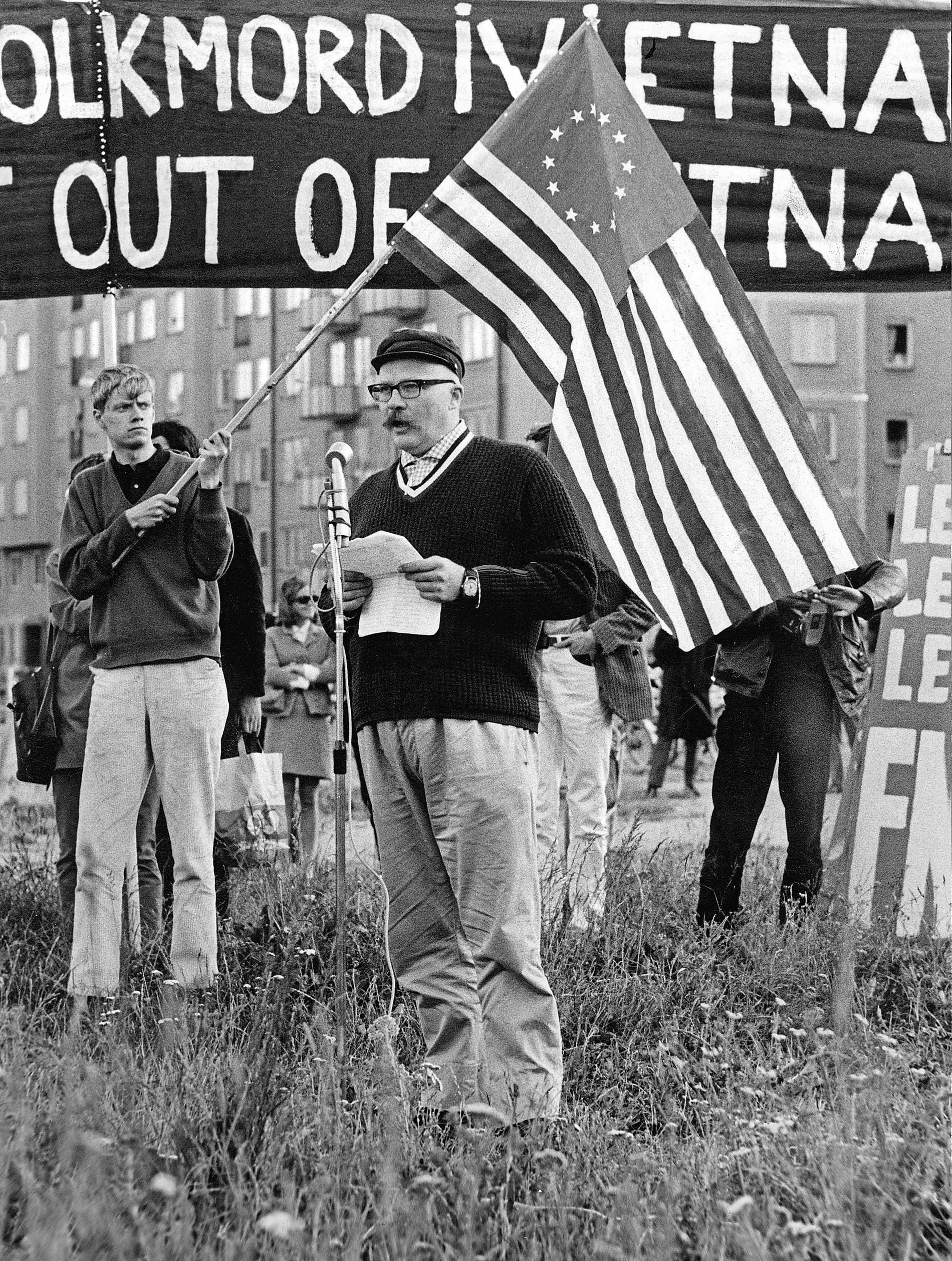 Jan Myrdal talar vid en demonstration mot Vietnamkriget. 