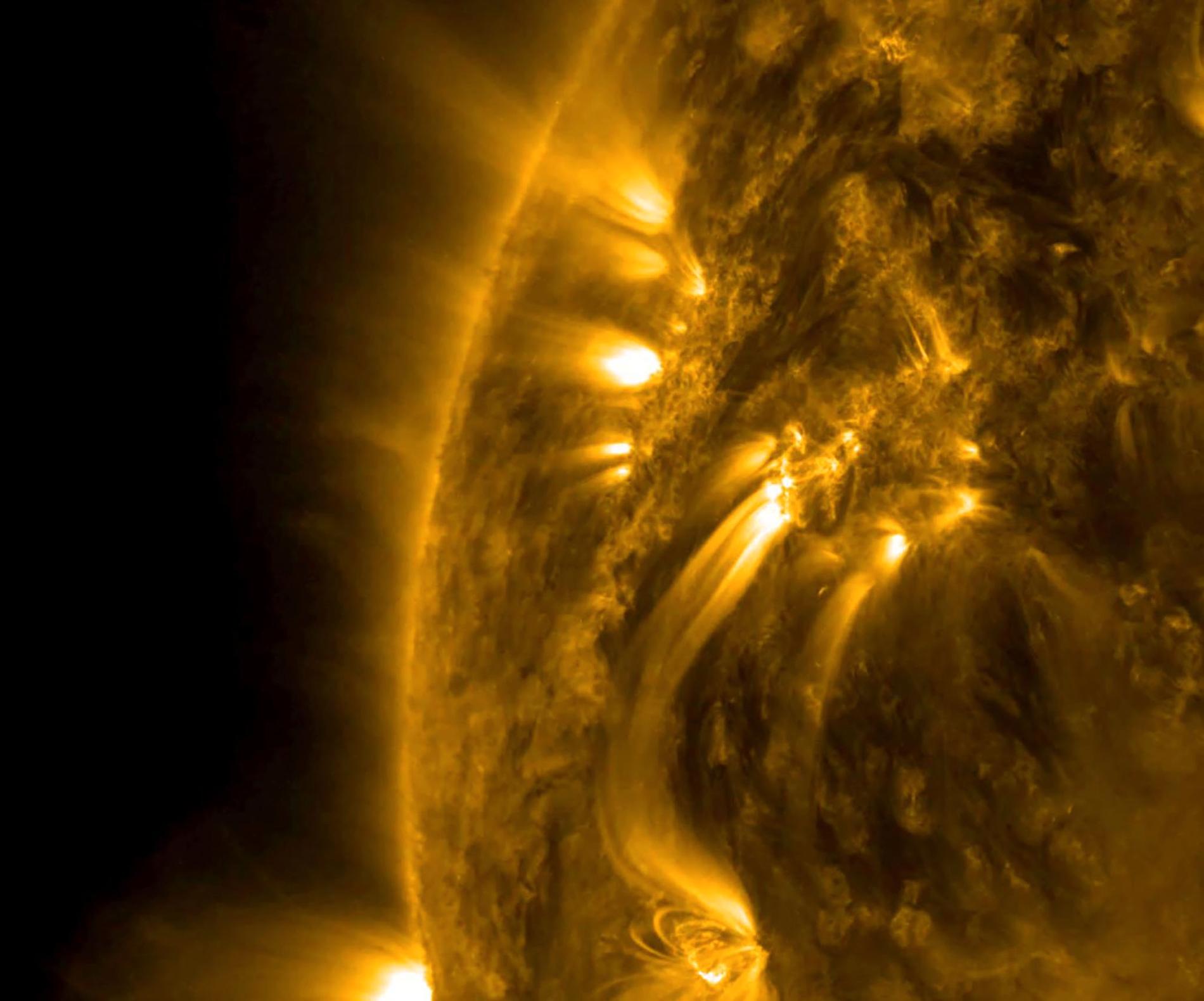 En bild som Nasa släppte idag, från den 17–18 maj, visar hur plasmastrålar rör sig mellan olika aktiva områden på solen. Trots att områderna är tiotusentals kilometer från varandra syns de tydligt i en specifik våglängd av ”extremt” ultraviolett ljus.