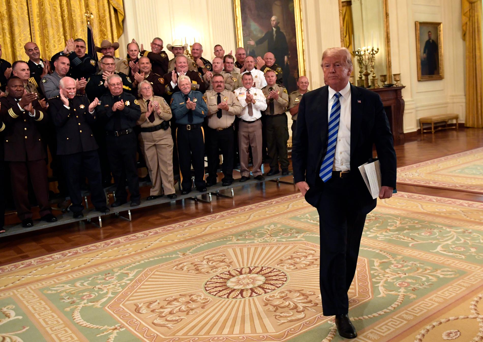 USA:s president Donald Trump vid en mottagning med sheriffer i Vita huset.