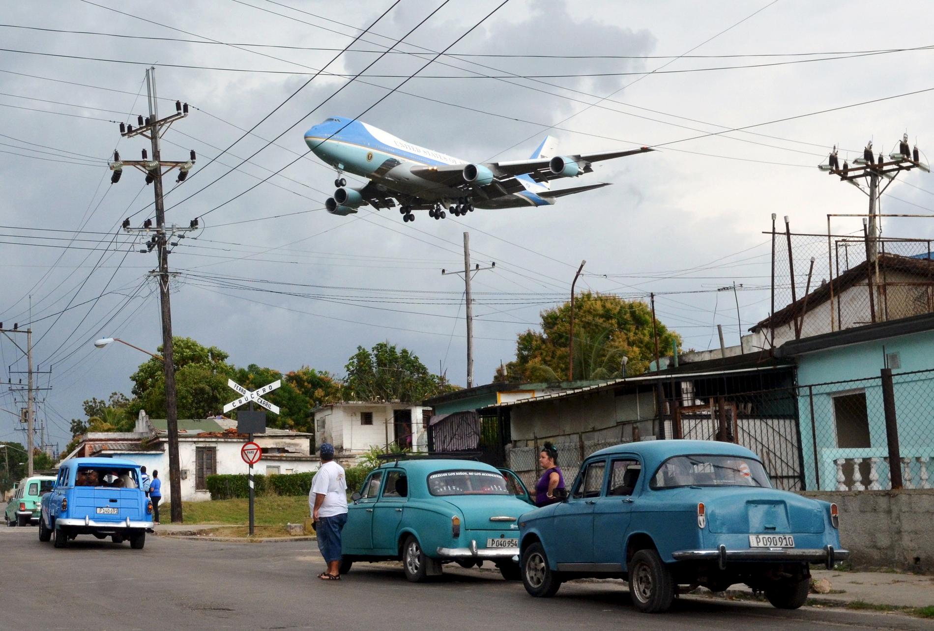 Air Force One inför landning i Havanna