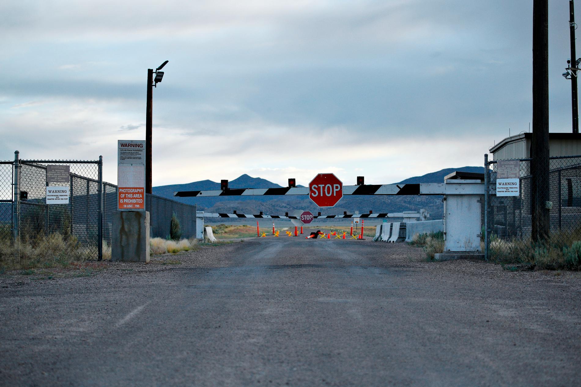 Hit men inte längre. Varningsskylt utanför Nevadas test- och träningsanläggning, nära Area 51. Bild tagen i juli.