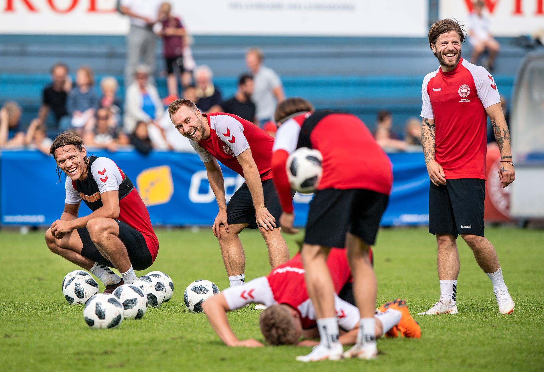 Christian Eriksen, i mitten, under landslagsträningen inför VM. Nu är han tillbaka efter att ha varit ledig för att bli pappa.