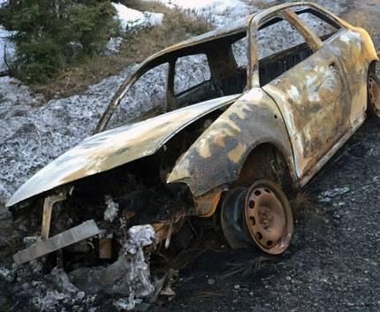 Den andra bilen hittades utbränd.