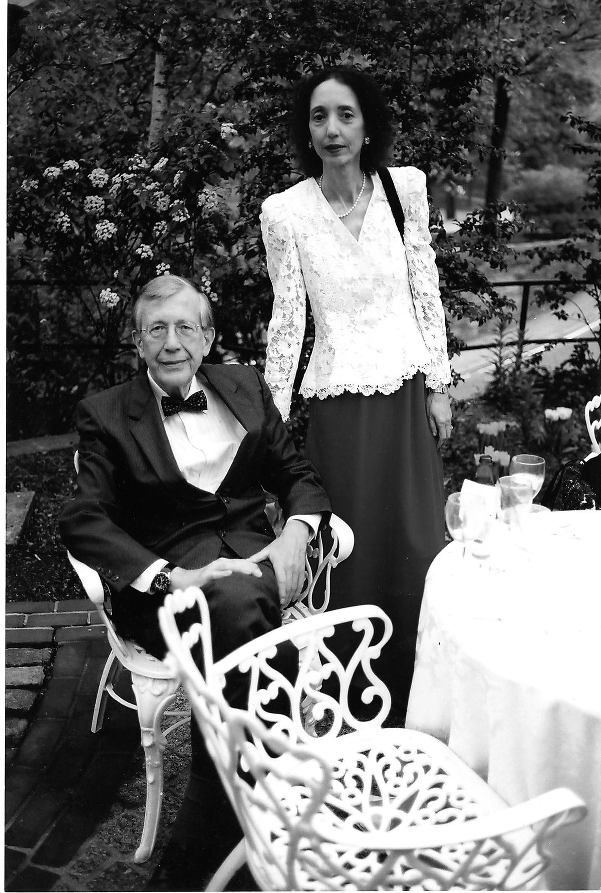 gifta i 47 år  Joyce Carol Oates med maken Raymond Smith. Nya romanen handlar om livet efter Raymonds hastiga död 2008. I dag är Oates omgift.