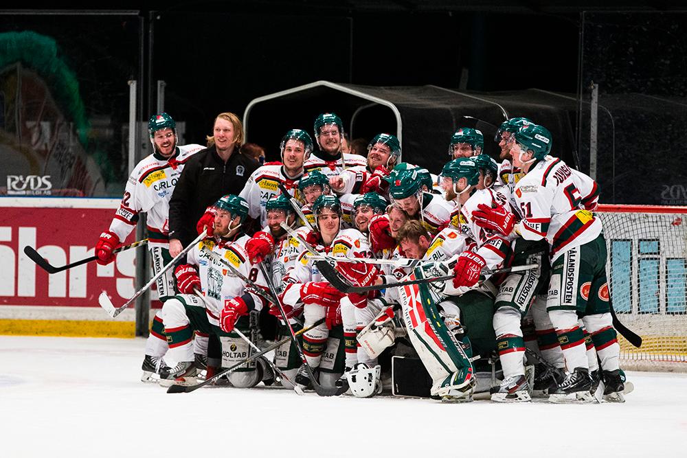 Tingsryds firande på Hovet efter att hockeyallsvenska kontraktet säkrades.