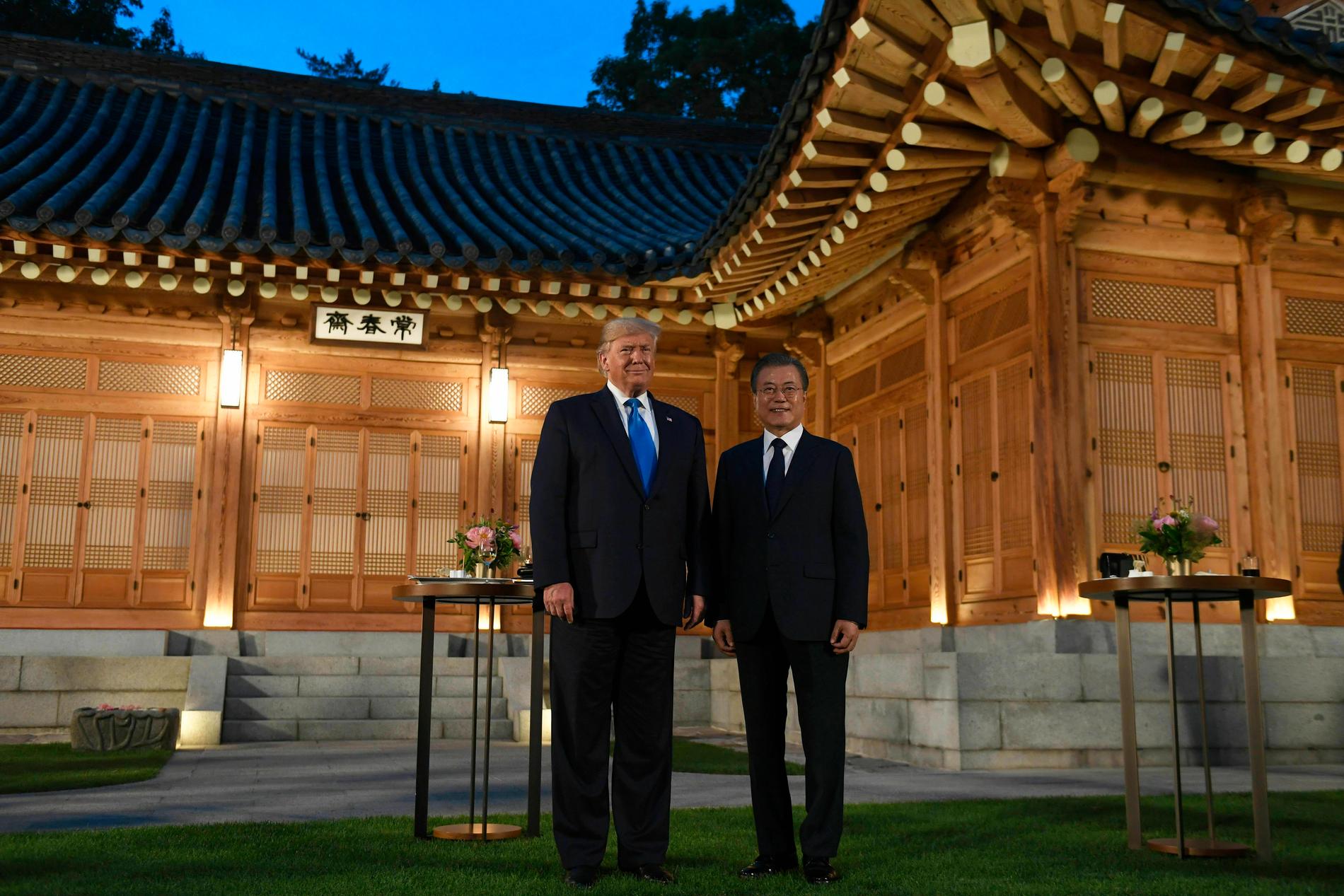 Donald Trump och Moon Jae-In vid Blå huset, Sydkoreas presidentpalats, under lördagen.