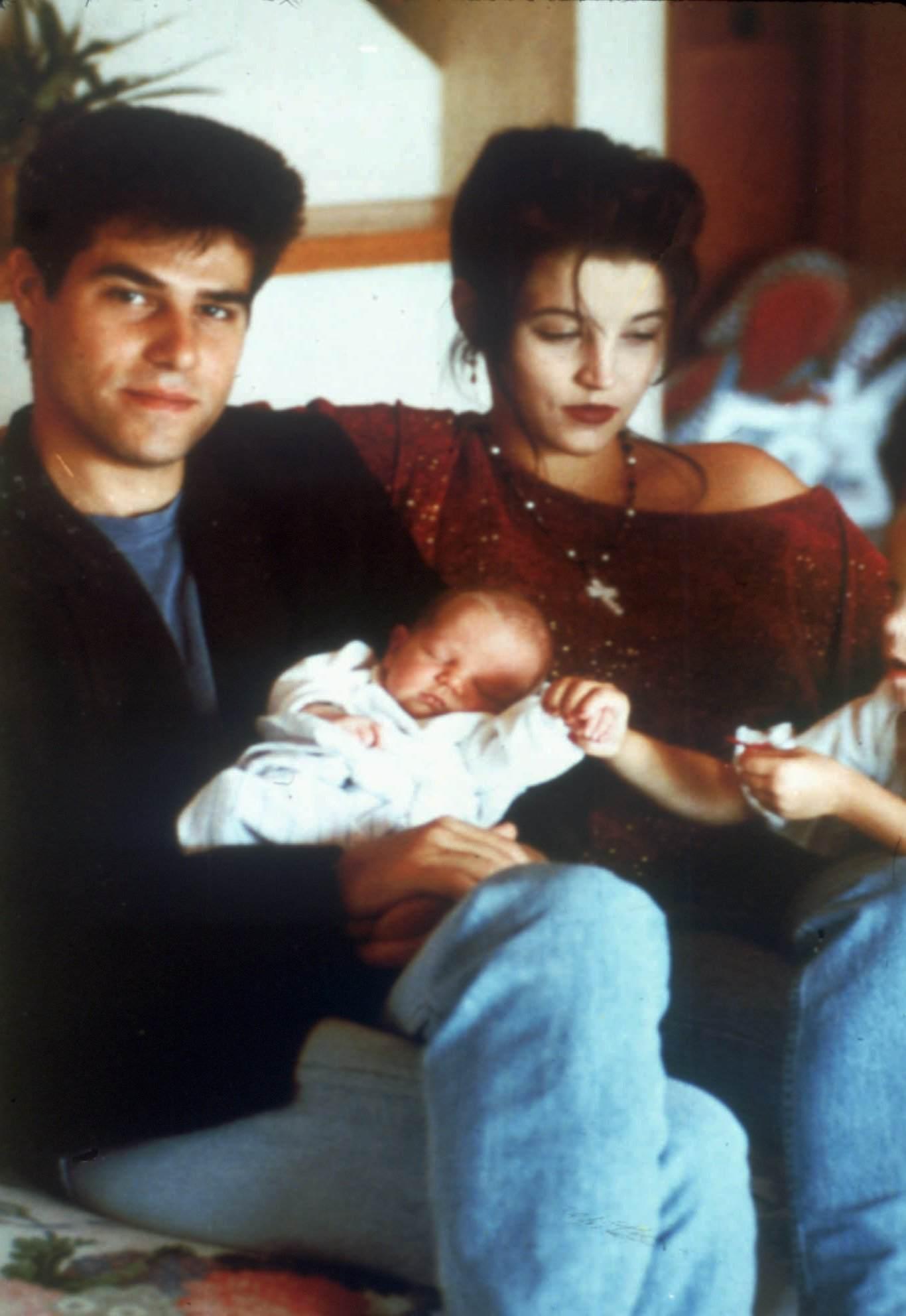 Danny Keough och Lisa Marie med nyfödde sonen Benjamin samt dottern Riley.