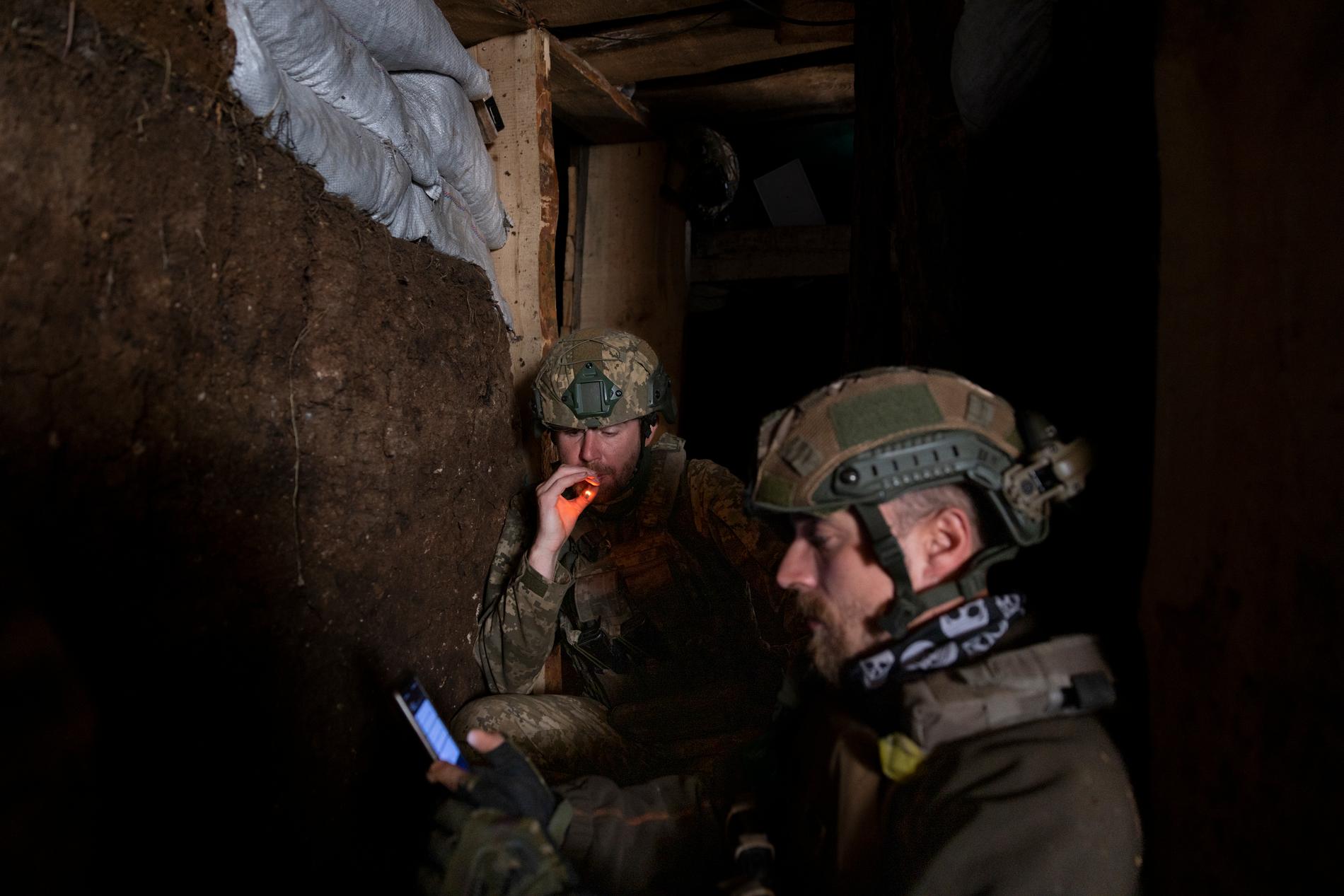 Fenix och Bogdan tar skydd i bunkern medan ryska bomber regnar utanför.