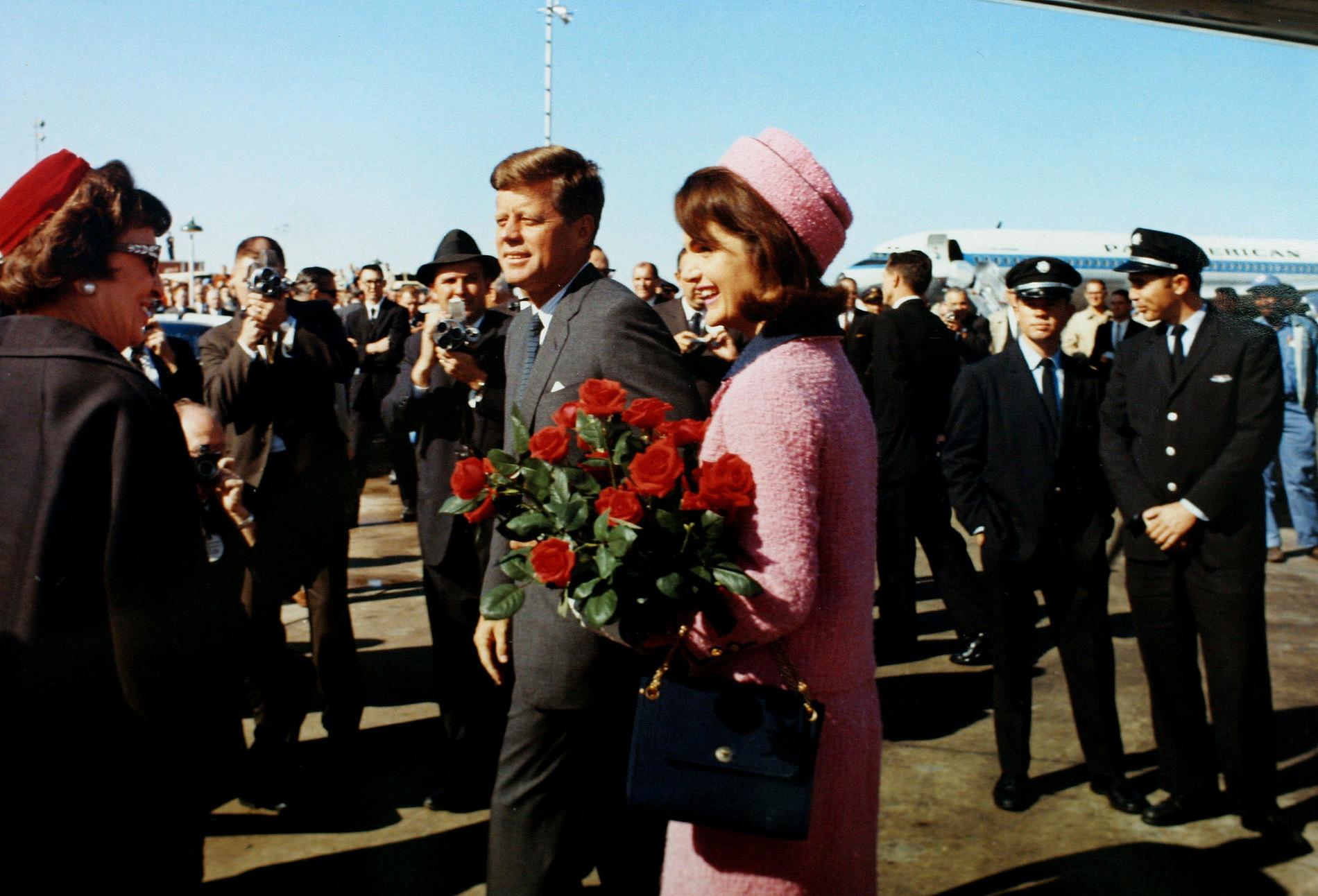 President John F. Kennedy ochJacqueline Bouvier Kennedy anländer till Dallas, Texas.