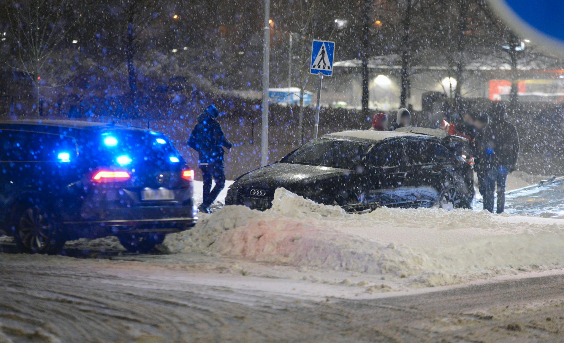 Poliser på plats i Märsta när 27-åringen fritogs, i februari 2019.
