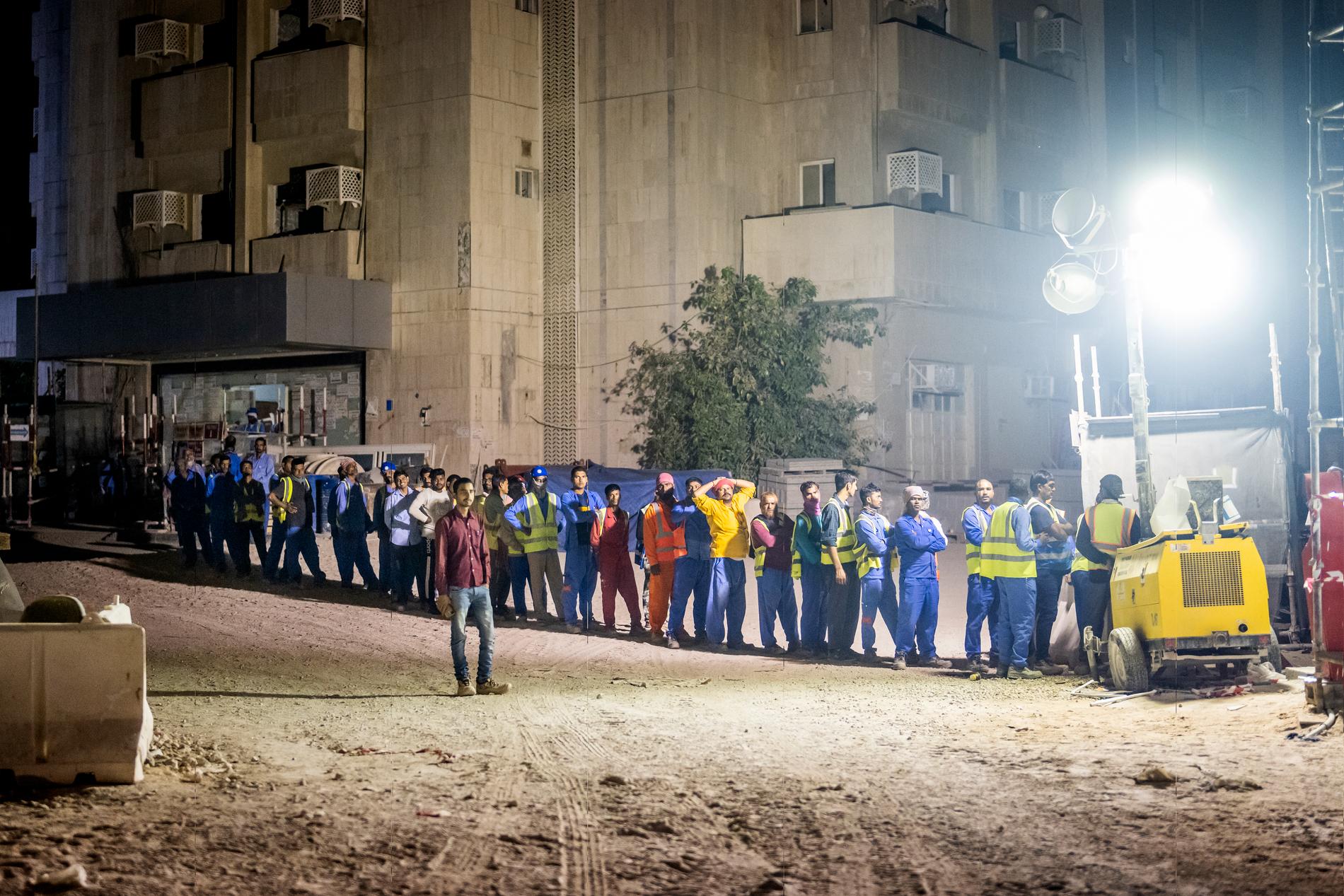 Migrantarbetare vid ett skiftbyte i centrala Doha kl 02:15 på natten den 19 November. 