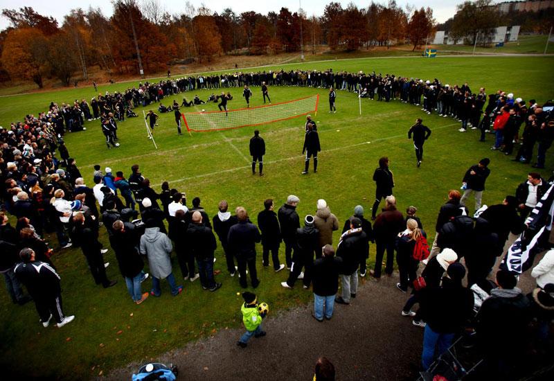 Fotbollstennis på AIK:s träning inför hundratals nyfikna supportrar.