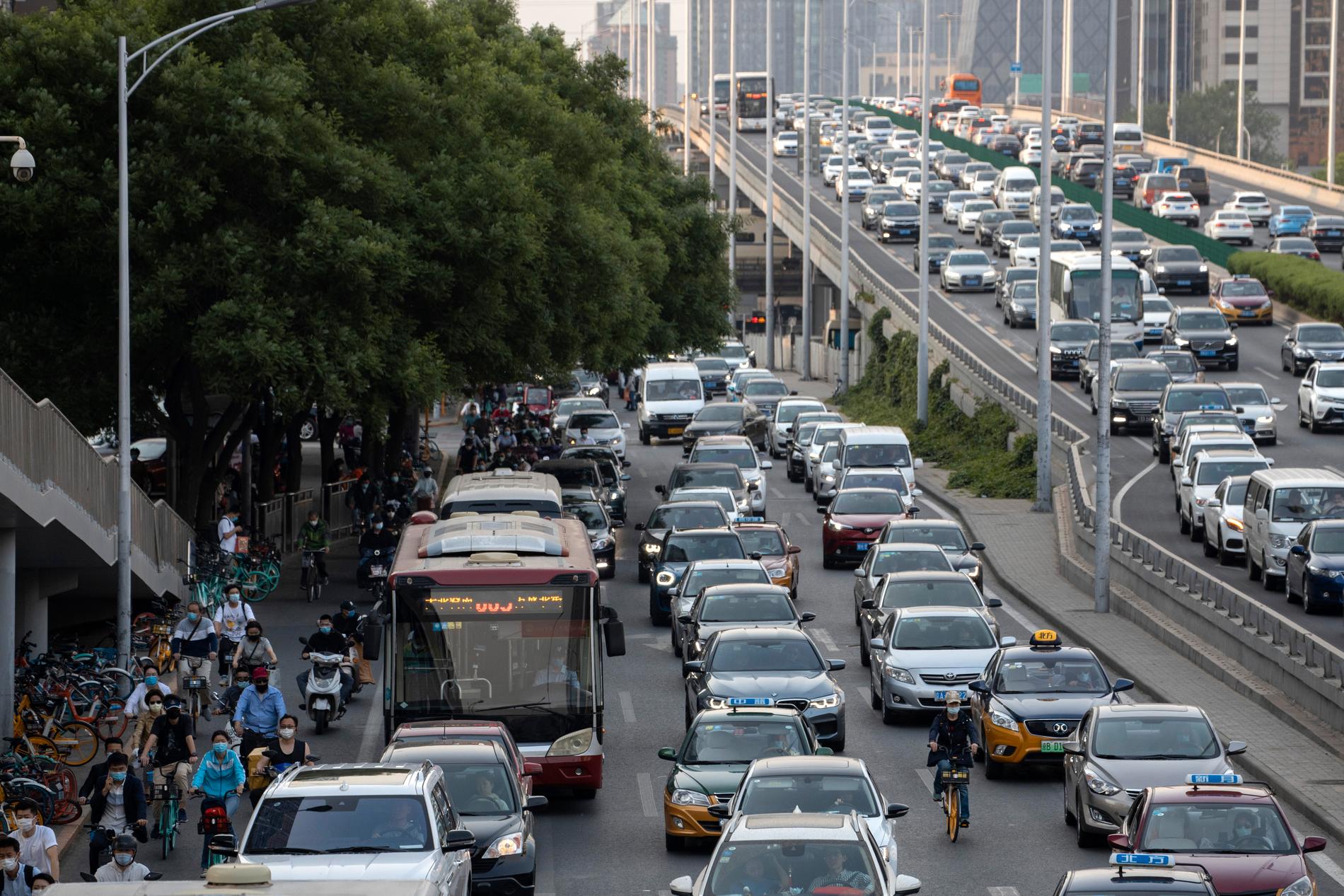 Vägarna har åter blivit trafikerade i Kina. På en bild tagen tidigare i maj syns hur köerna ringlar långa i Peking. 