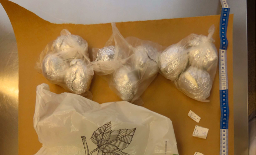 Nio bollar med amfetamin hittades i bostaden.