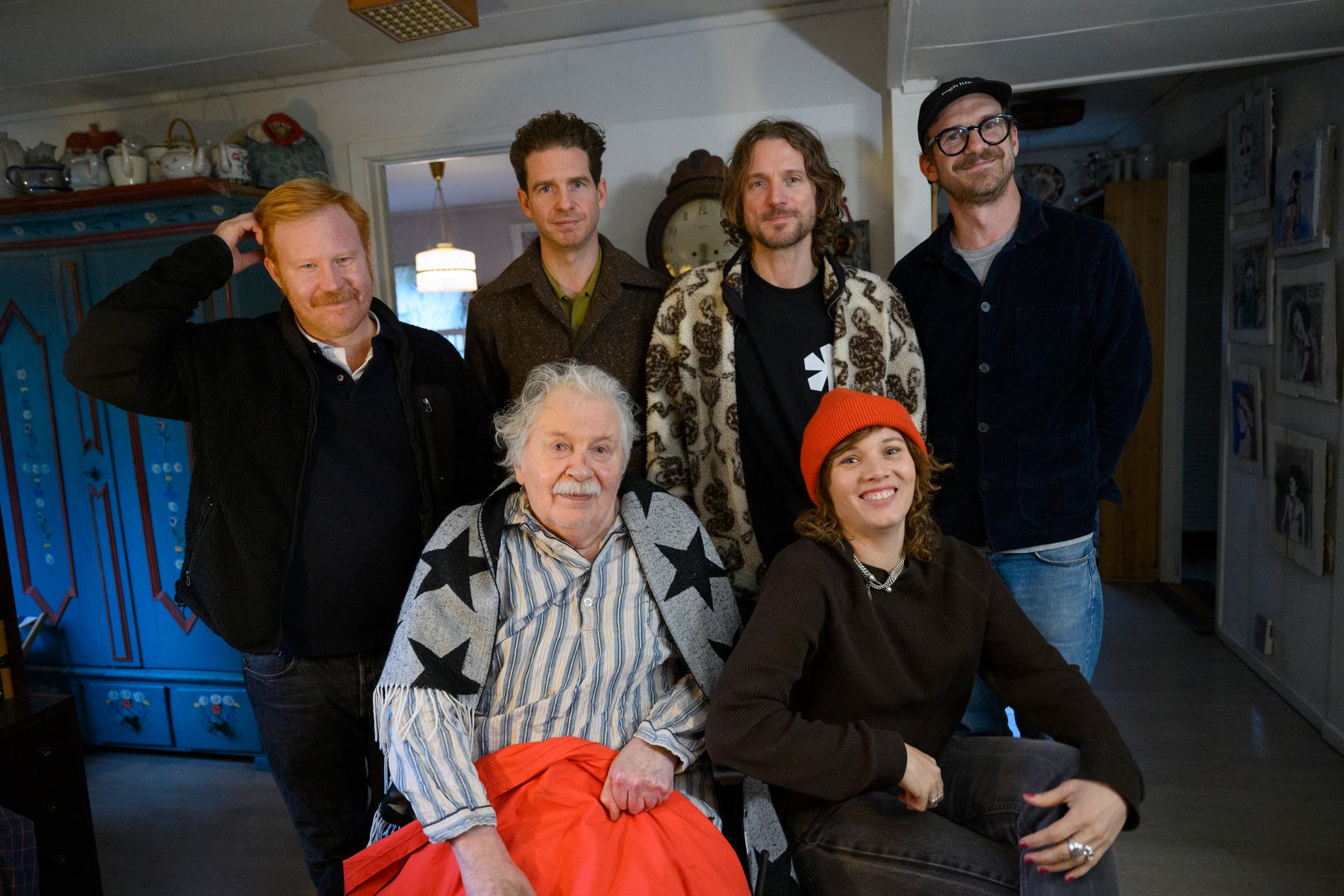 Bandet Amason, från vänster Nils Törnqvist, Petter Winnberg, Gustav Ejstes, Pontus Winnberg, och Amanda Bergman gör en serie julkonserter i samarbete med Staffan Westerberg (mitten).