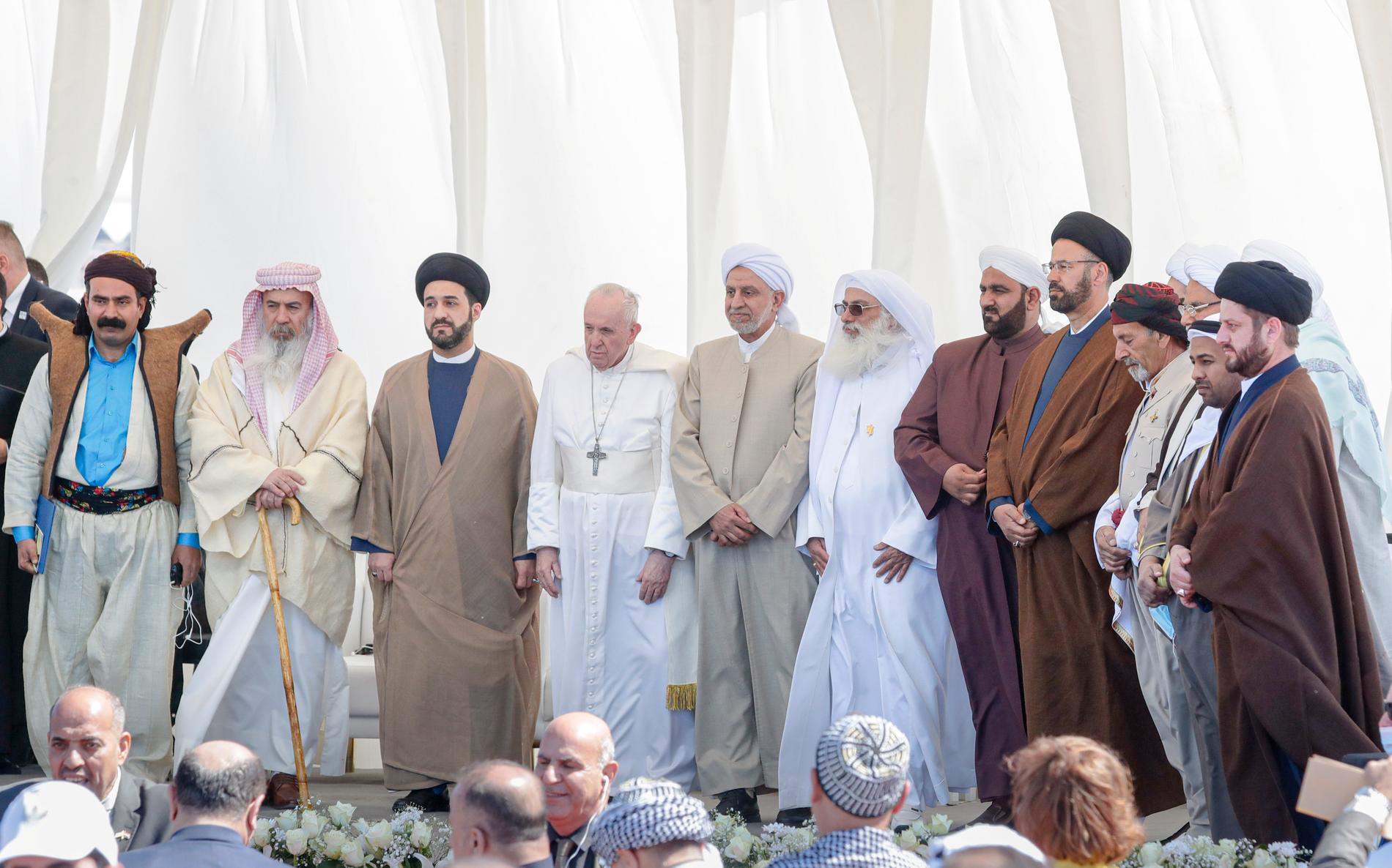 Påve Franciskus i Ur, omgiven av företrädare för Iraks olika religioner.