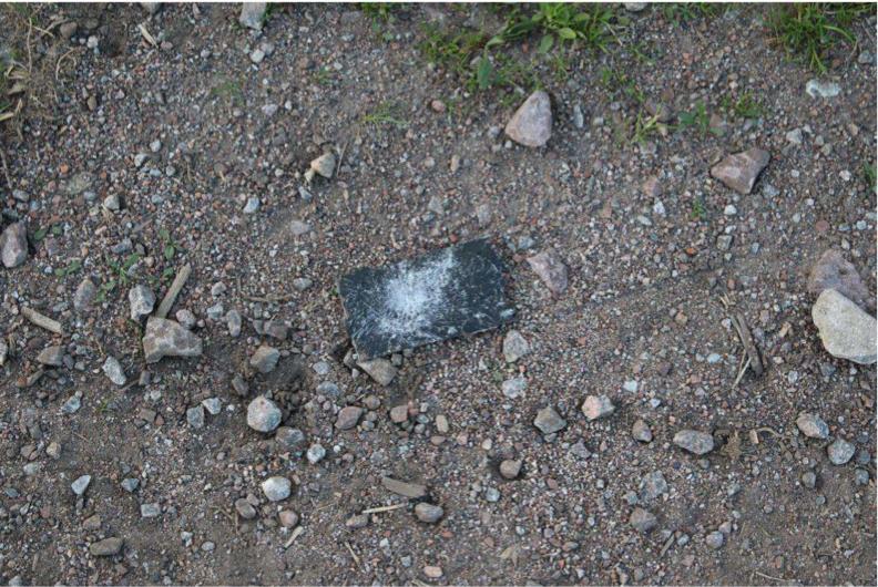 Displayen till Lisa Holms mobil var ett av många föremål som hittades längs en grusväg i området.