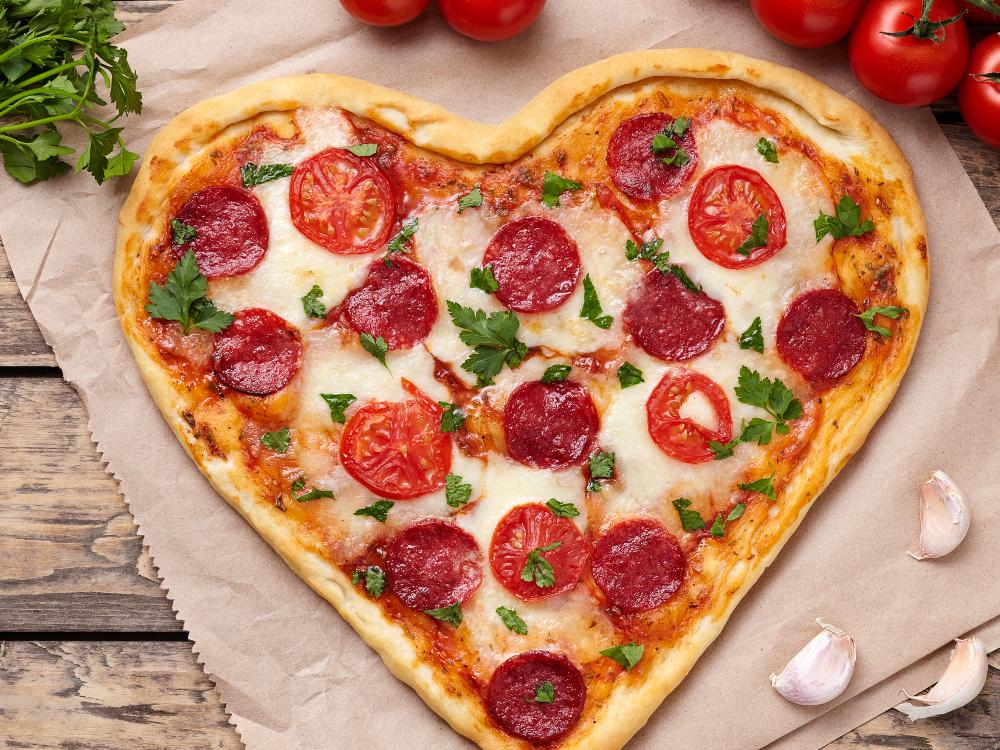Forma pizzan som ett hjärta och bjud på både kärlek och mat.