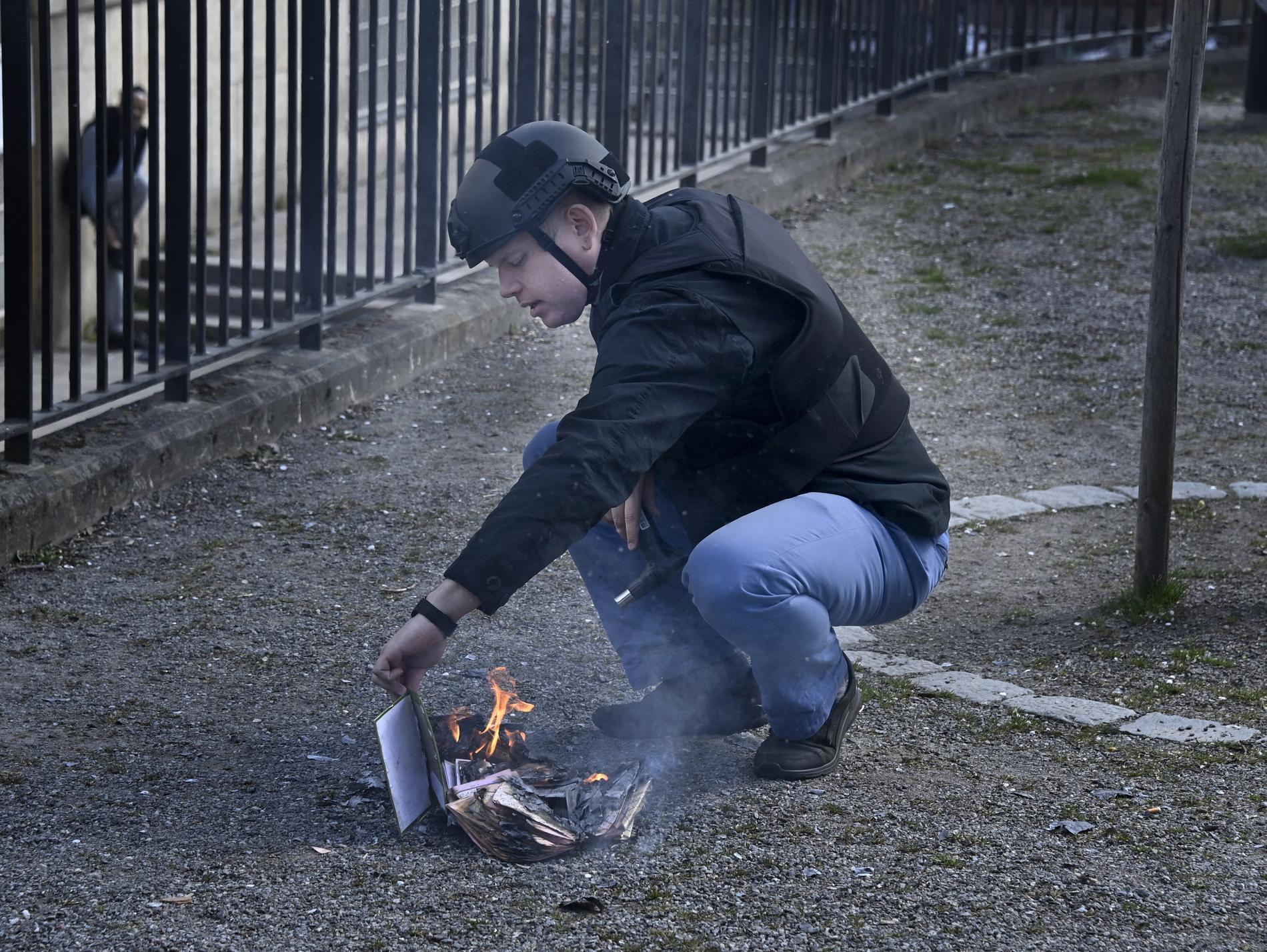 Rasmus Paludan bränner ett exemplar av koranen vid Stockholms moské den 1 maj. 