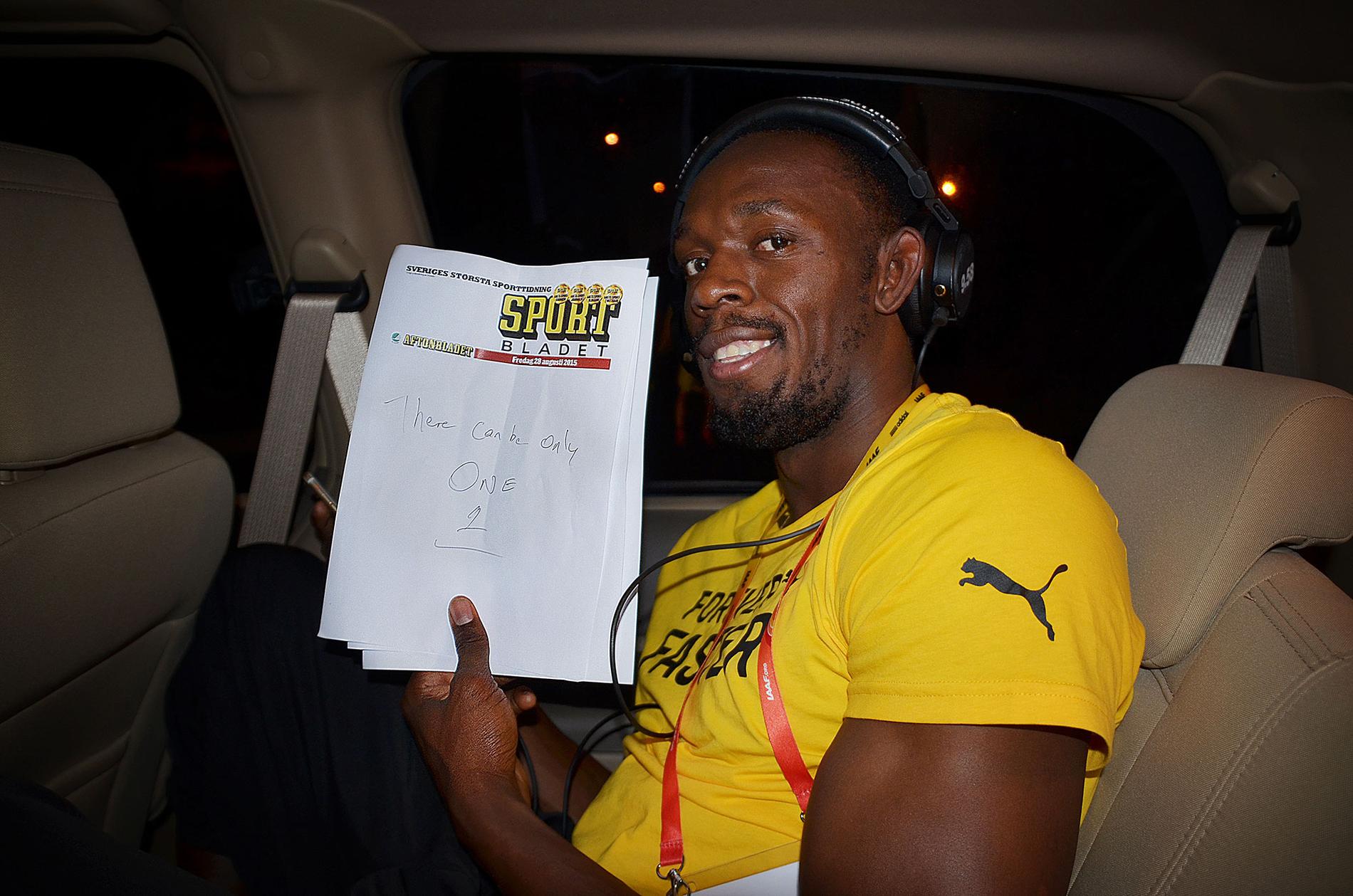 Usain Bolt har sadlat om från fotograf till rubriksättare. I går, kort efter VM-guldet på 200 meter, satte han rubriken till Sportbladets förstasida.