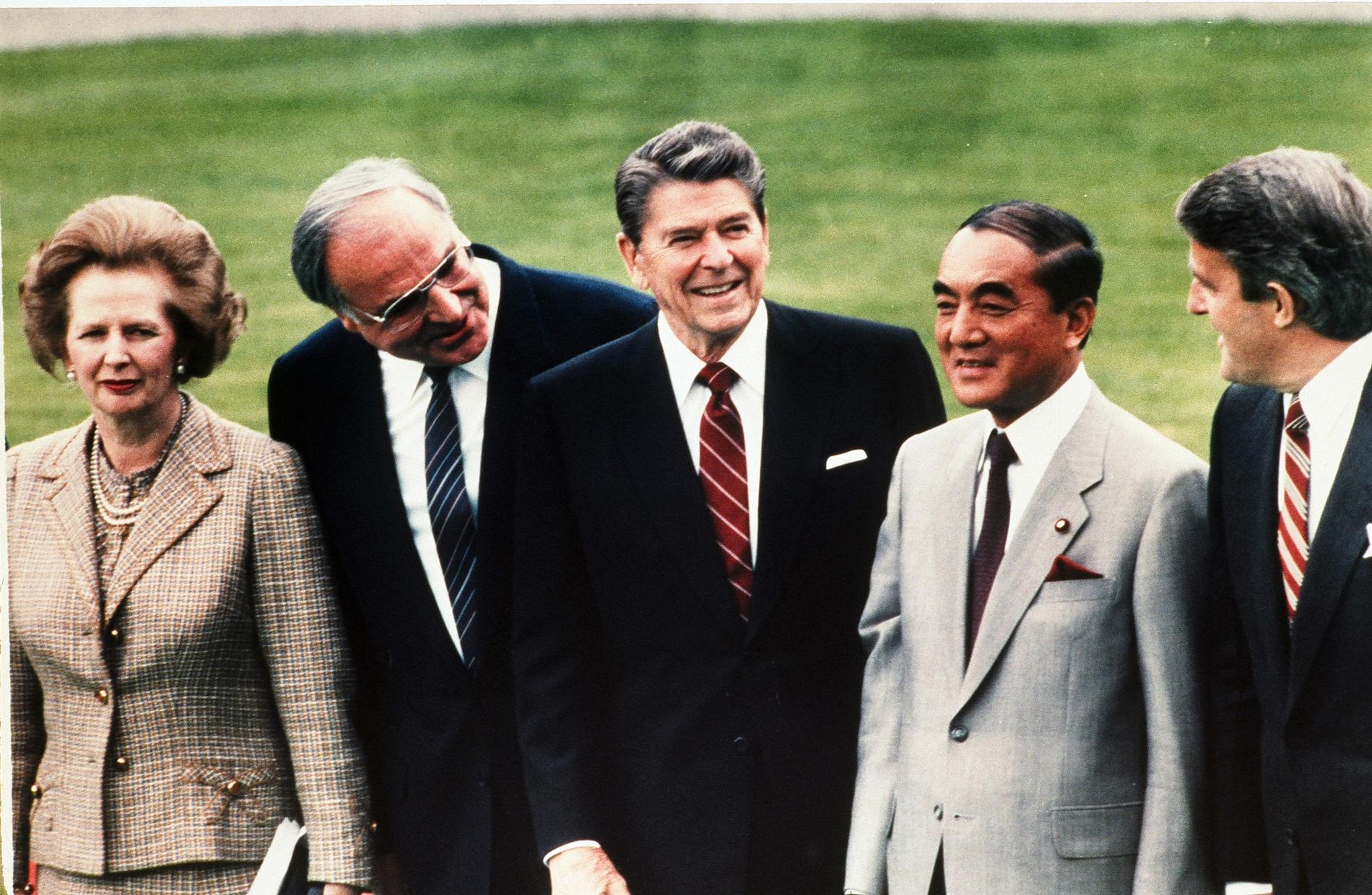 Storbritanniens premiärminister Margaret Thatcher, Västtysklands förbundskansler Helmut Kohl, USA:s president Ronald Reagan, Yasuhiro Nakasone och Kanadas premiärminister Brian Mulroney vid ett toppmöte i Bonn 1985. Efter Nakasones död är Mulroney den ende kvar i livet.