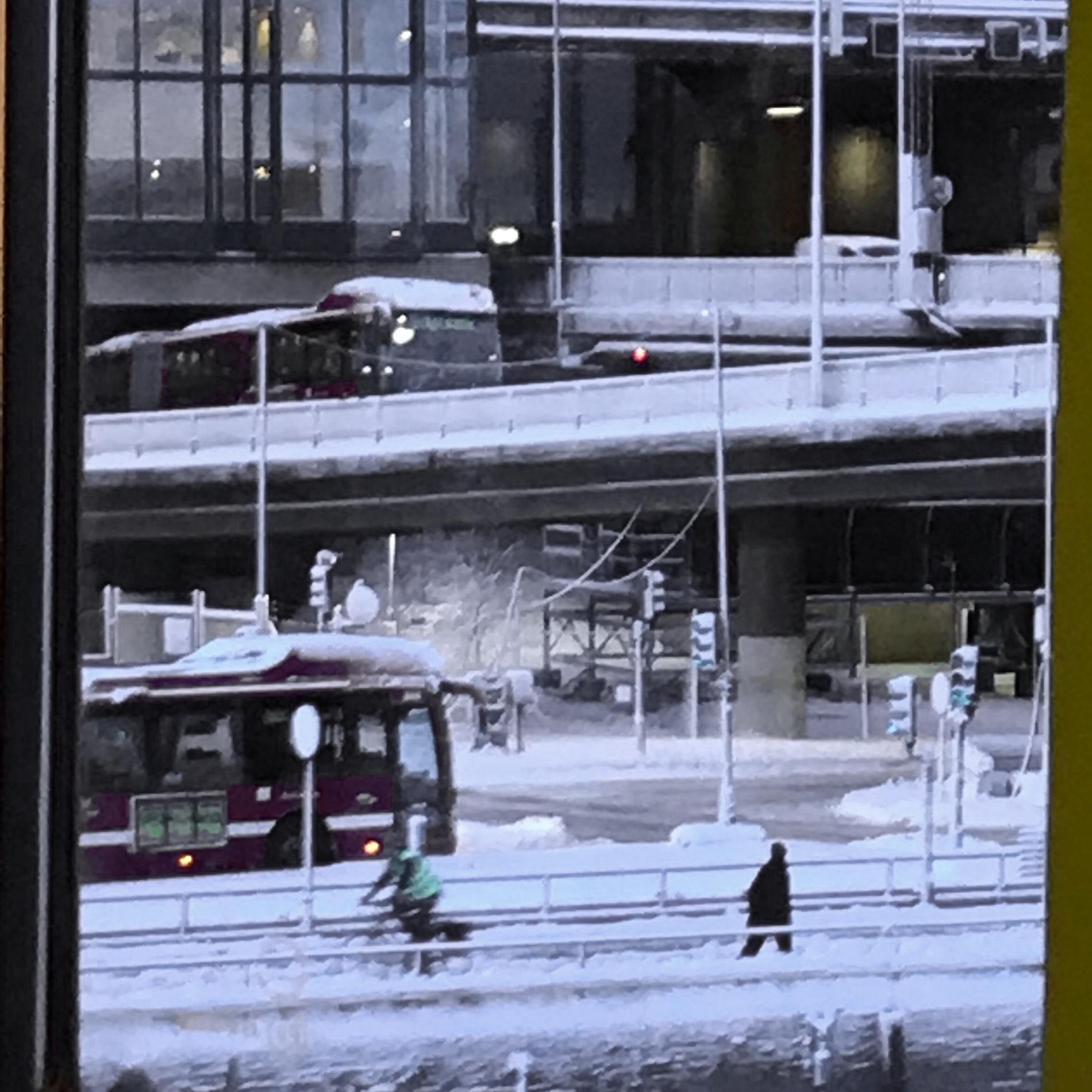 Under morgonen skapade en  buss kaos efter att den fastnade i halkan på påfarten till Centralbron i centrala Stockholm.