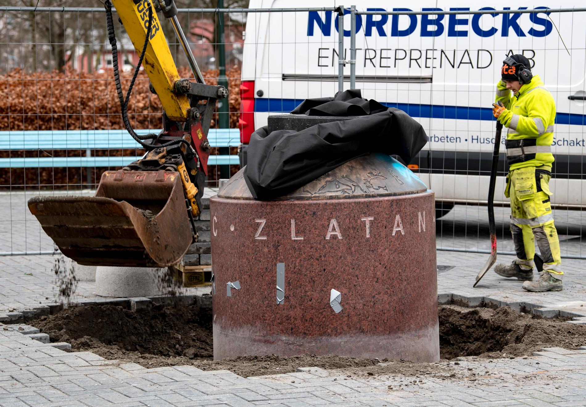 Statyn av Zlatan Ibrahimovic i Malmö när den flyttades i januari 2020.