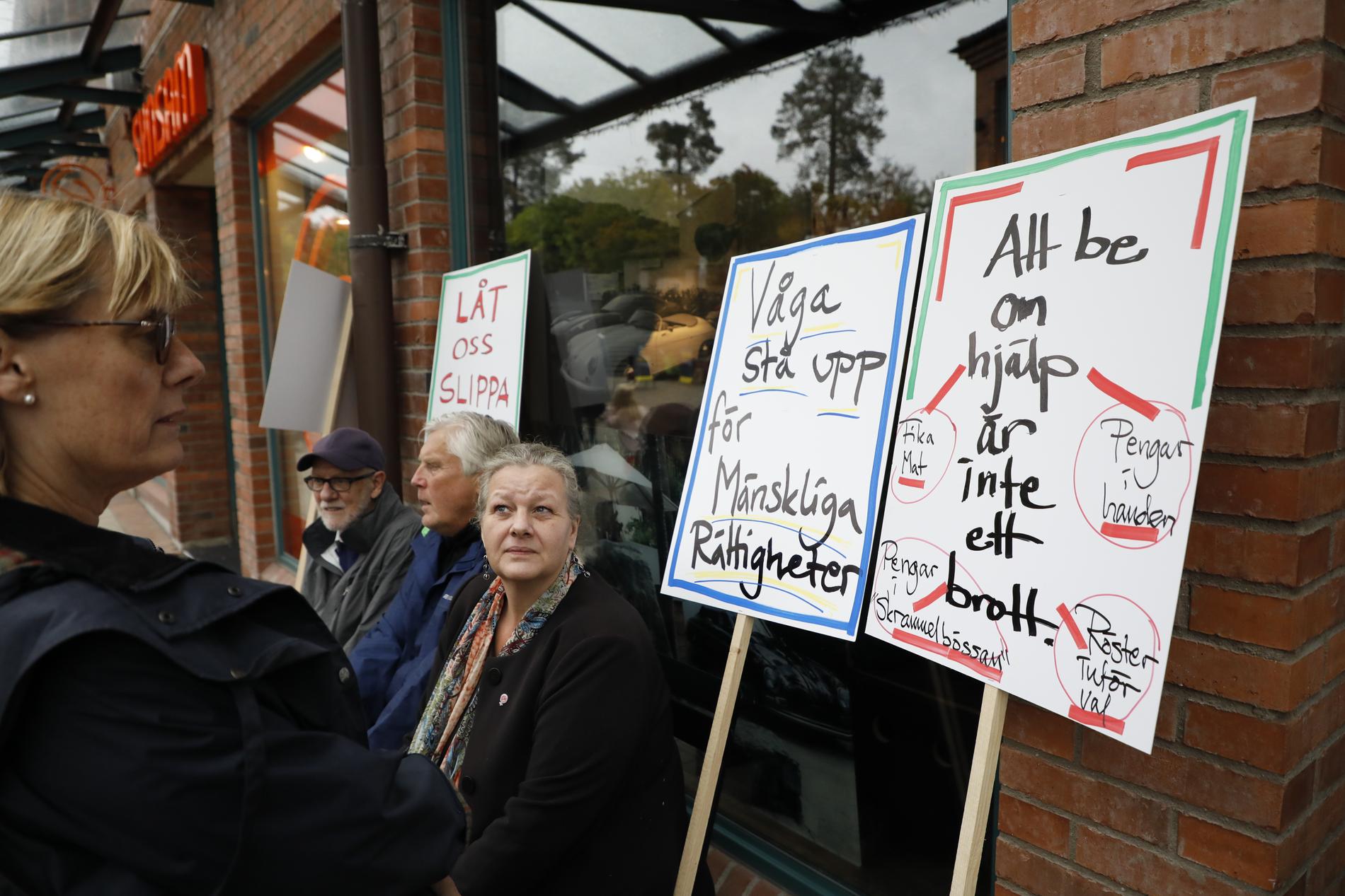 En grupp från Amnesty protesterade i Lidingö centrum på lördagen mot ett tiggeriförbud. 