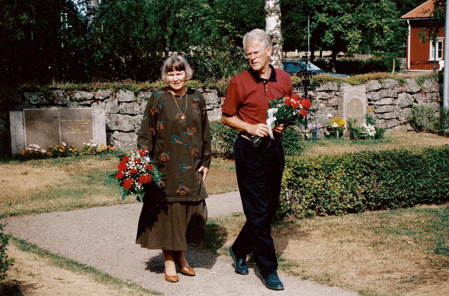 Lisbeth Palme och Ingvar Carlsson ska lägga blommor på  förre statsminister Tage Erlanders grav.