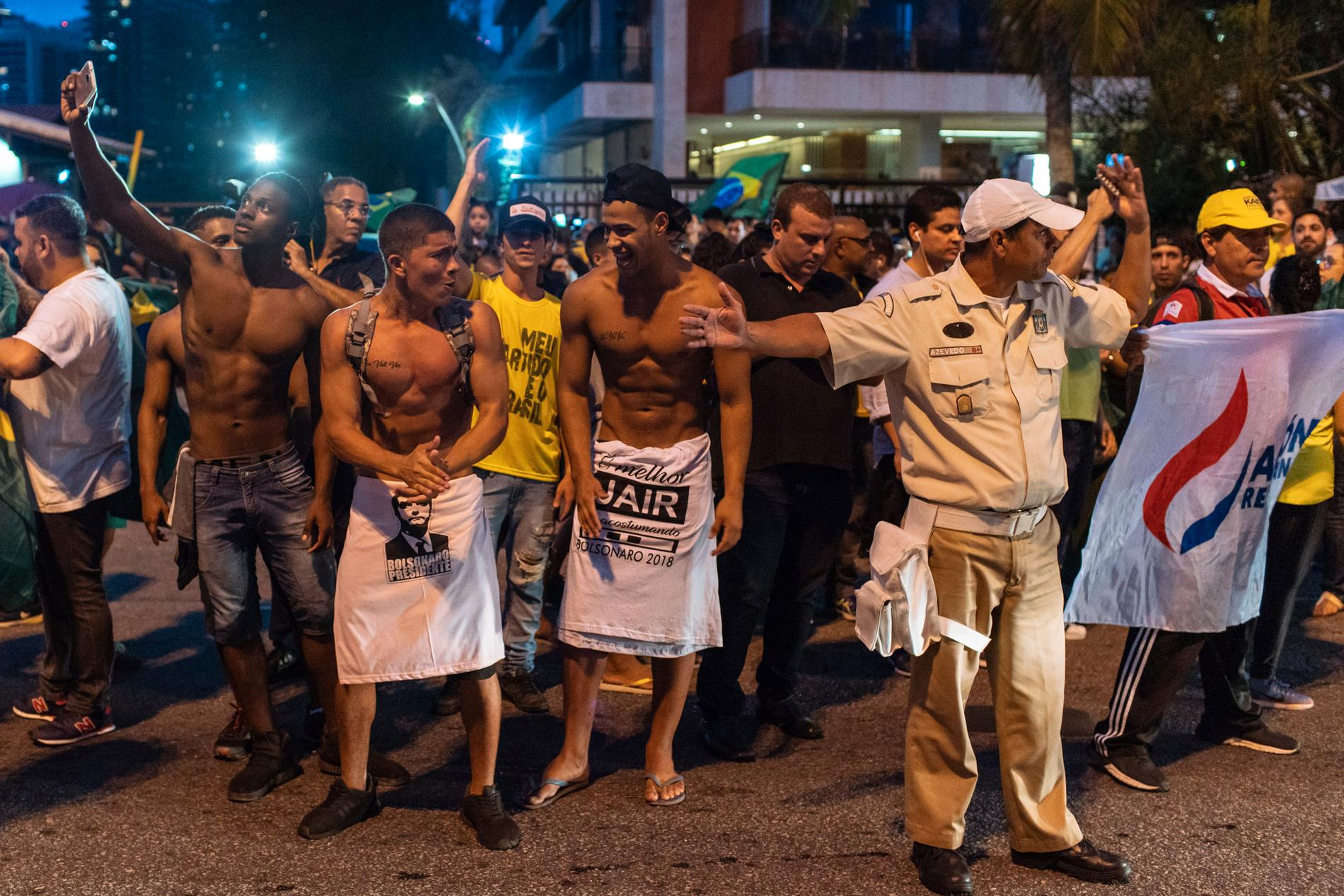Bolsonaro-anhängare firar utanför hans bostad i Rio de Janeiro natten till måndagen.