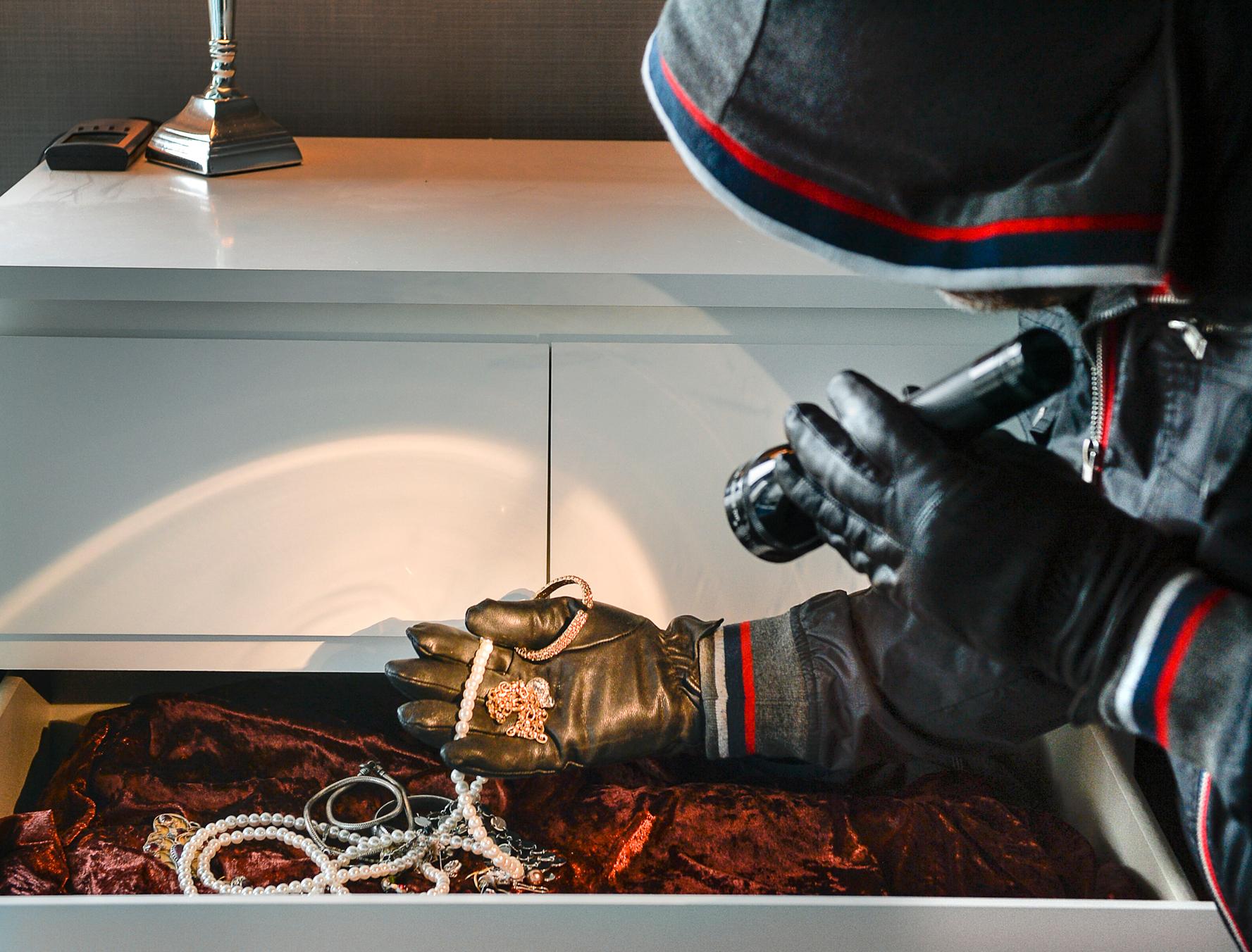 Smycken, mobiltelefoner, kontanter, ett dragspel och en bil har försvunnit från dödsbon i Uppsala. 