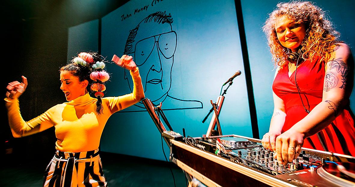  Özlem Saglanmak och DJ Rita Blue i ”Lyst” - en pjäs som bygger på Liv Strömquists ”Kunskapens frukt” på Republique i Köpenhamn