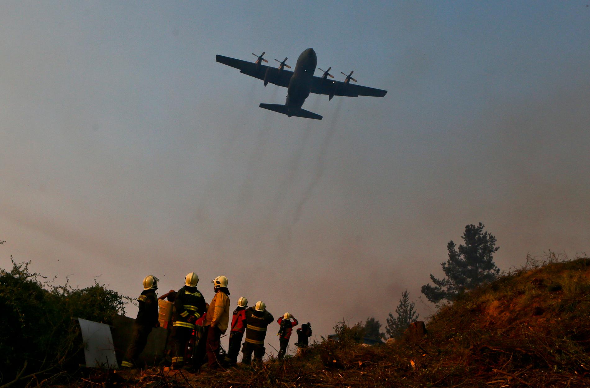 Ett Herculesplan bekämpar skogsbränder i Chile. Arkivbild tagen i annat sammanhang.