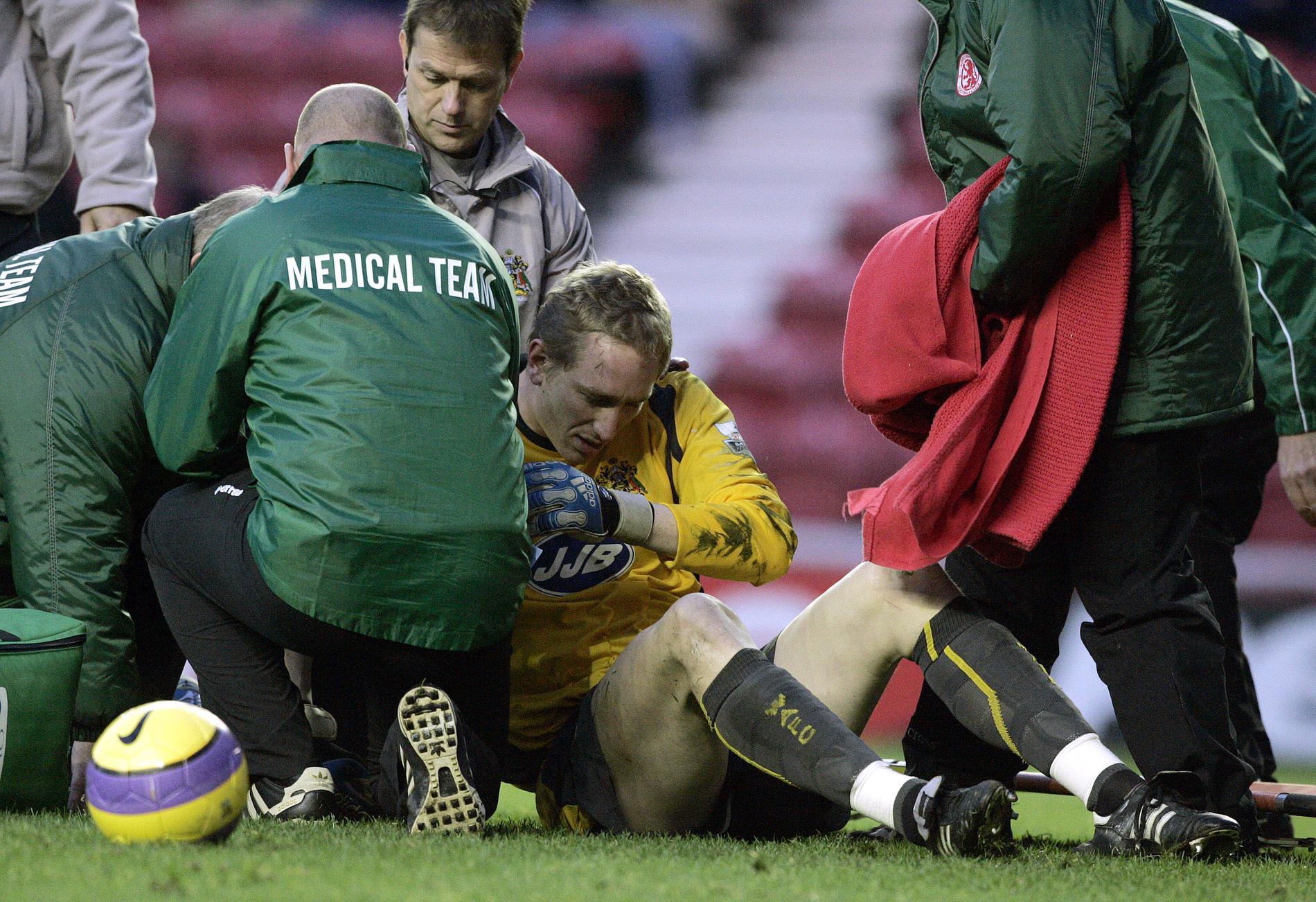 Chris Kirkland behandlas för en skada under Wigans match mot Middlesbrough. 