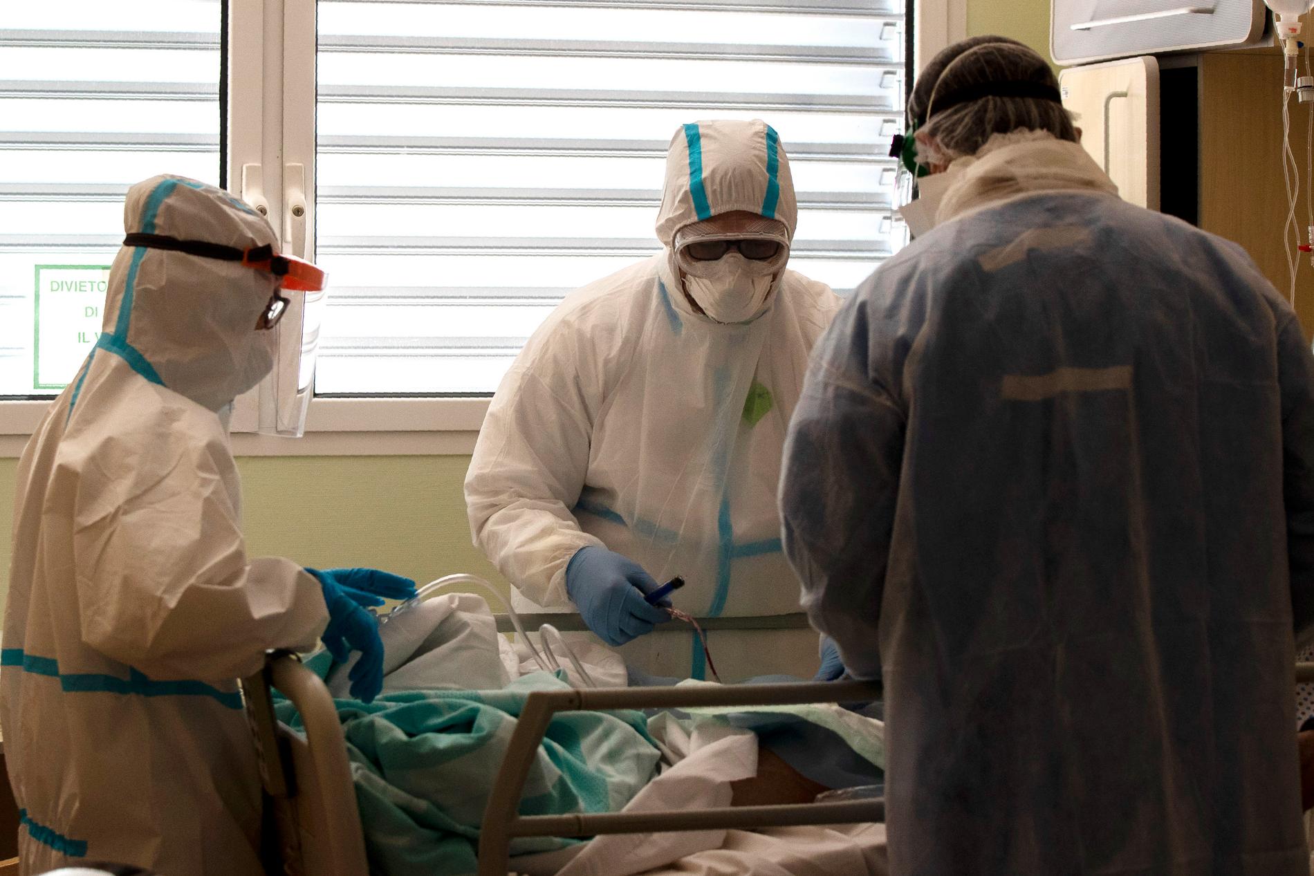 Läkare vårdar en coronaviruspatient på ett sjukhus i Varese, Italien.