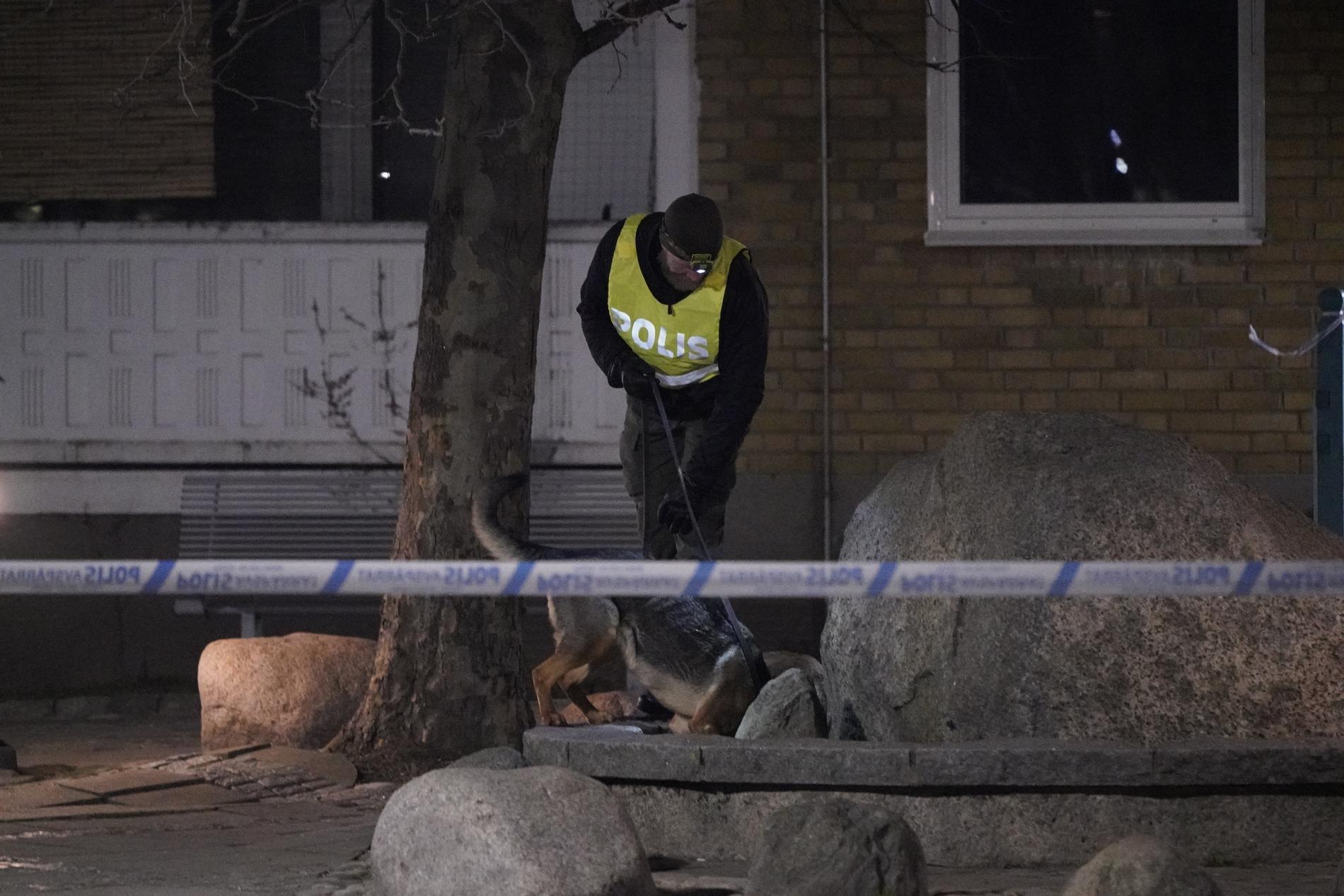 En skottskadad man i Malmö har förts till sjukhus med ambulans. Polisen utreder händelsen.